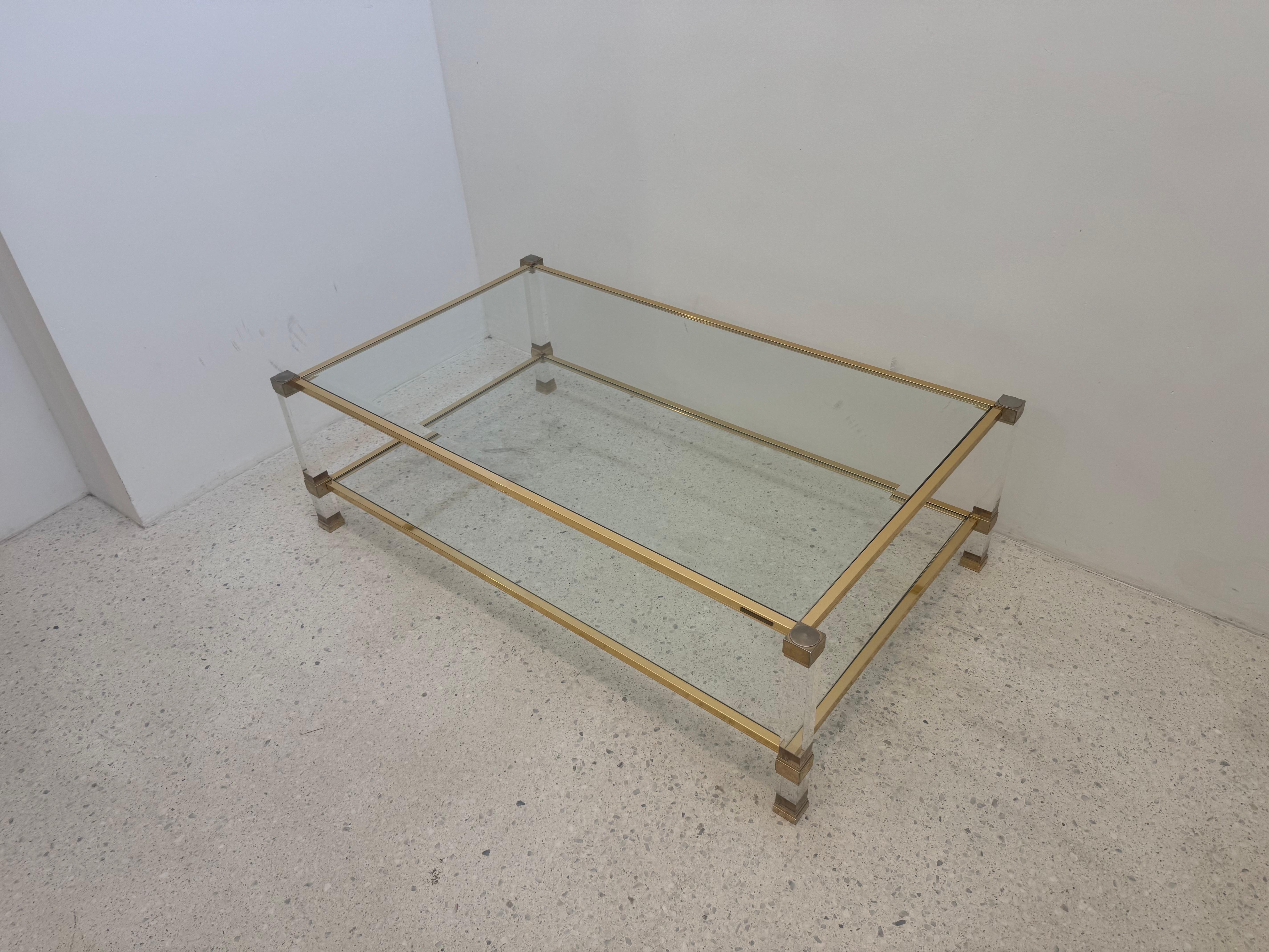 Alluminio Tavolino in lucite e ottone di Pierre Vandel degli anni '70 con vetro molato in vendita