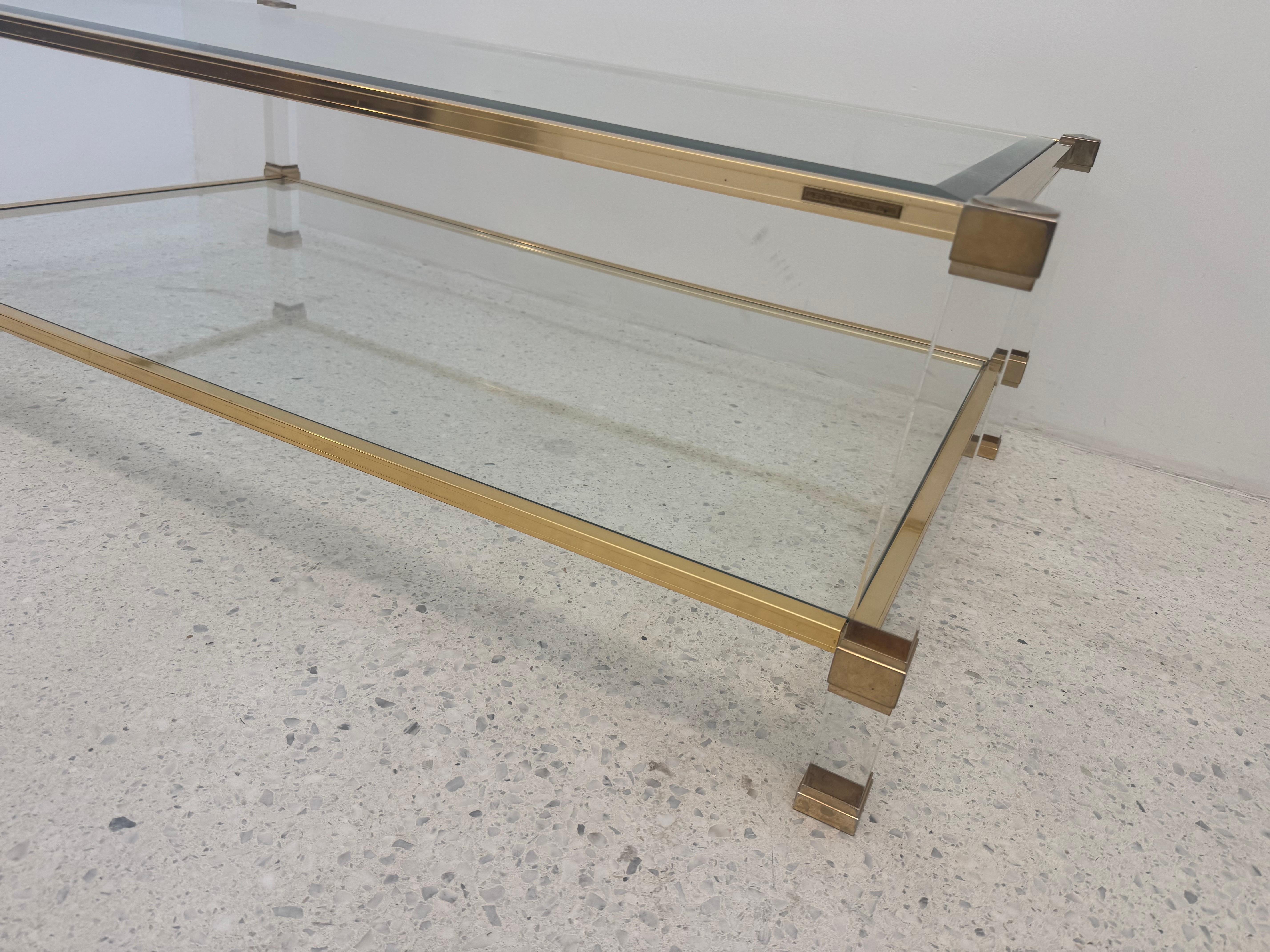 Tavolino in lucite e ottone di Pierre Vandel degli anni '70 con vetro molato in vendita 1