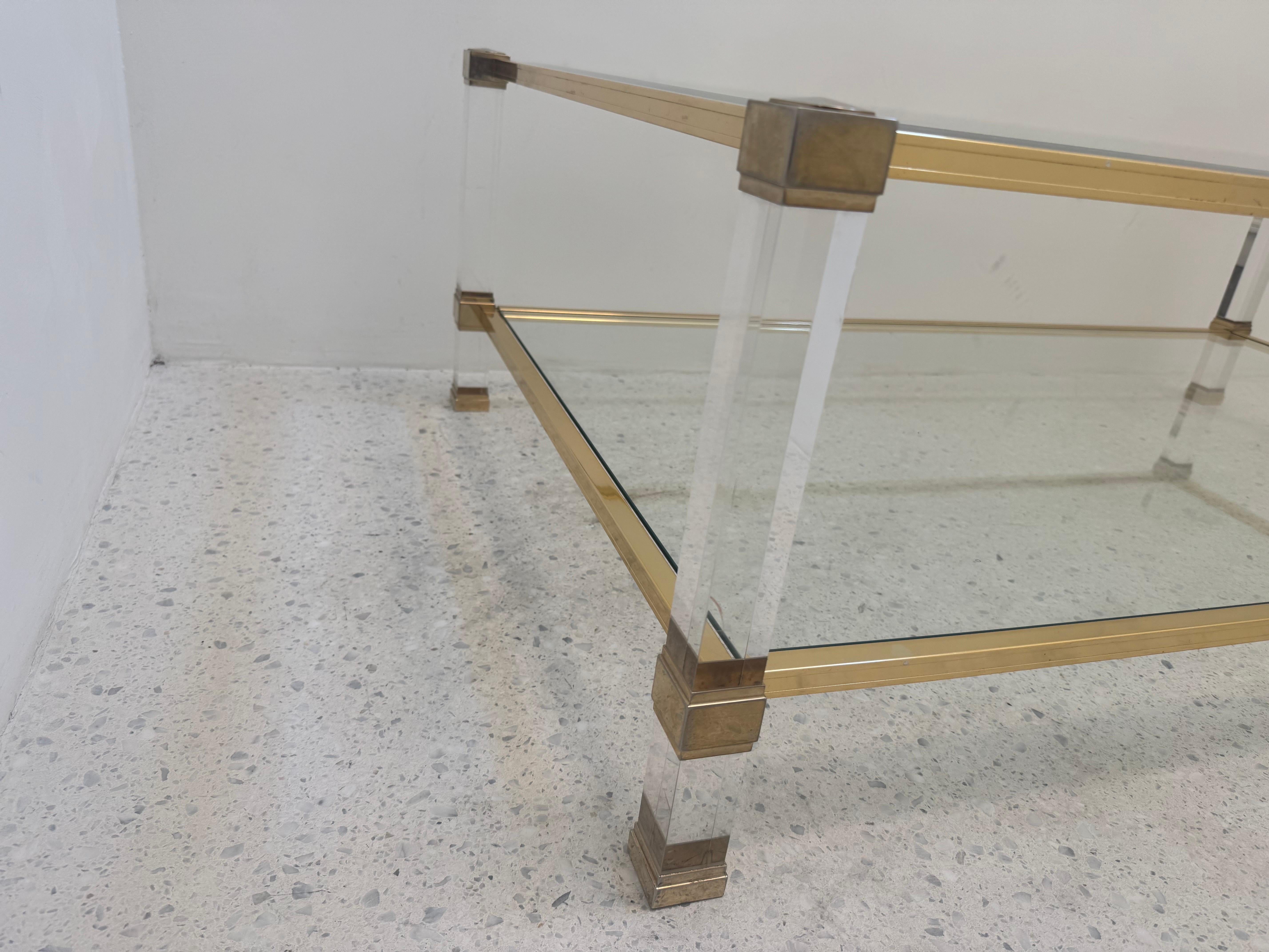 Tavolino in lucite e ottone di Pierre Vandel degli anni '70 con vetro molato in vendita 2