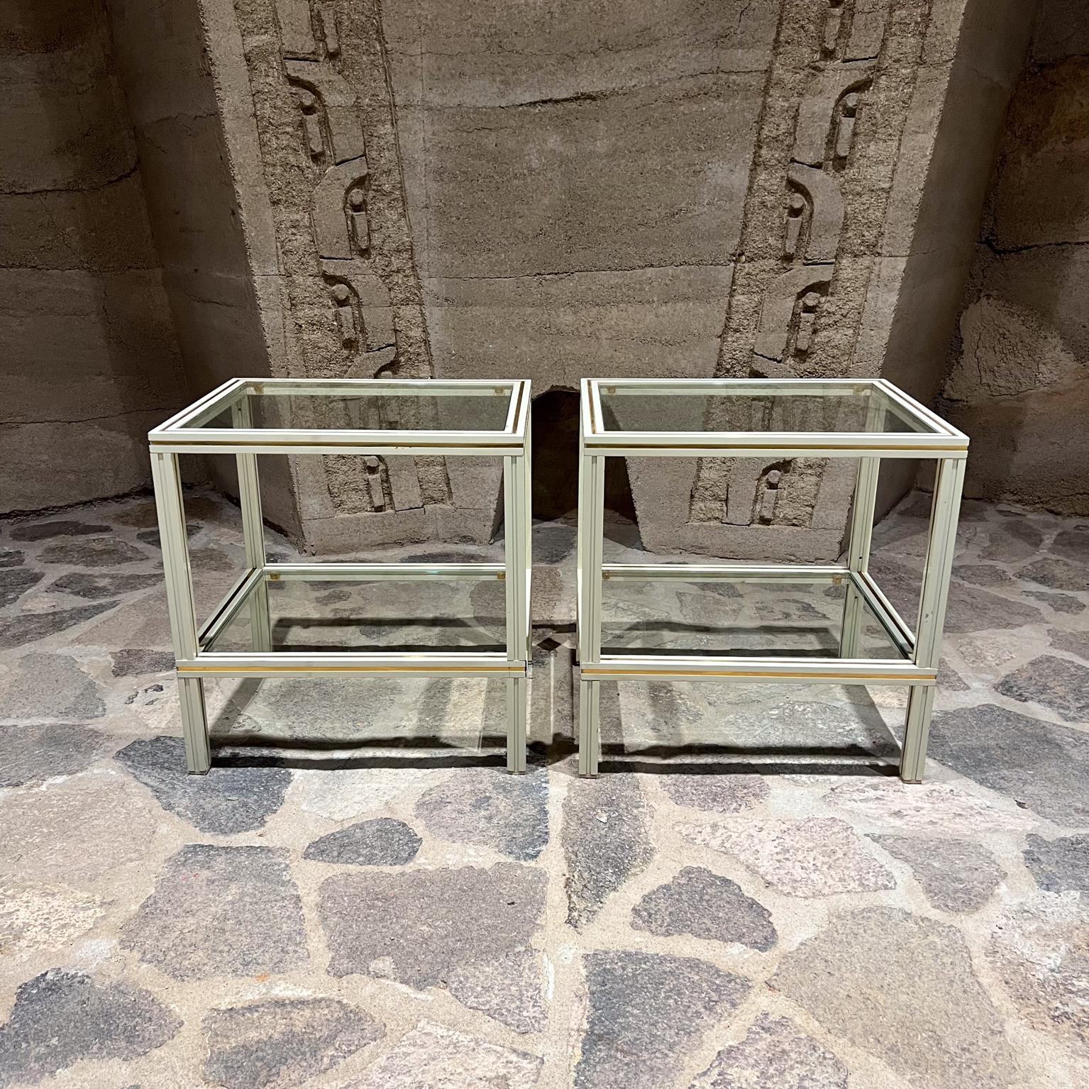 Pierre Vandel fabelhafte Beistelltische Paris Frankreich 1970er Jahre
Label des Herstellers
20,5 H x 19,5 B x 16 T
Hergestellt aus Aluminium, Messing und Glas.
Die Originalfarbe an den Rändern ist abgenutzt.
Leichte Kratzer.
Originaler,