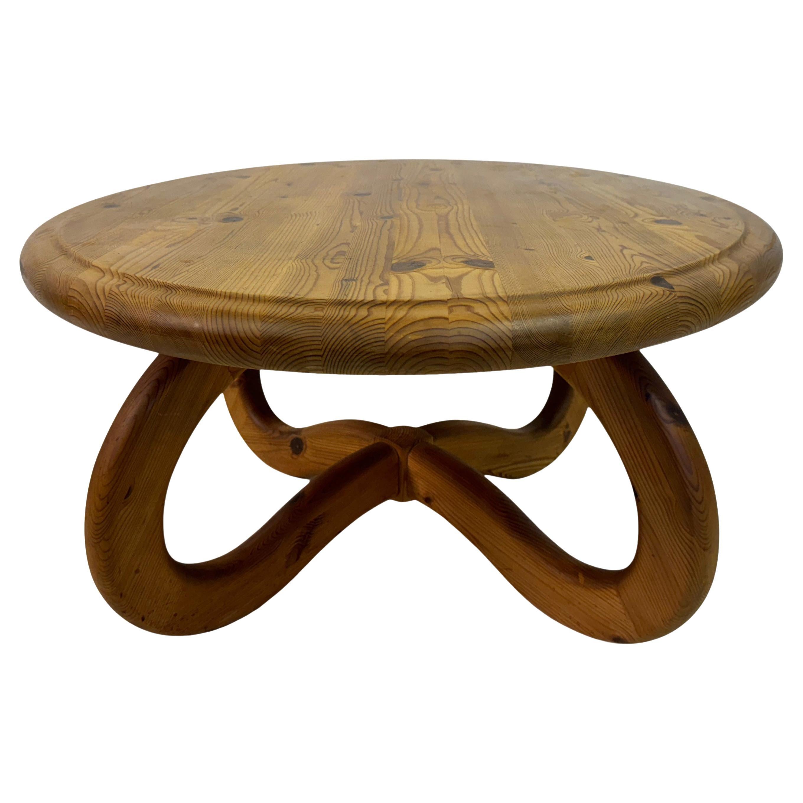 Table basse en pin des années 1970 avec base inhabituelle