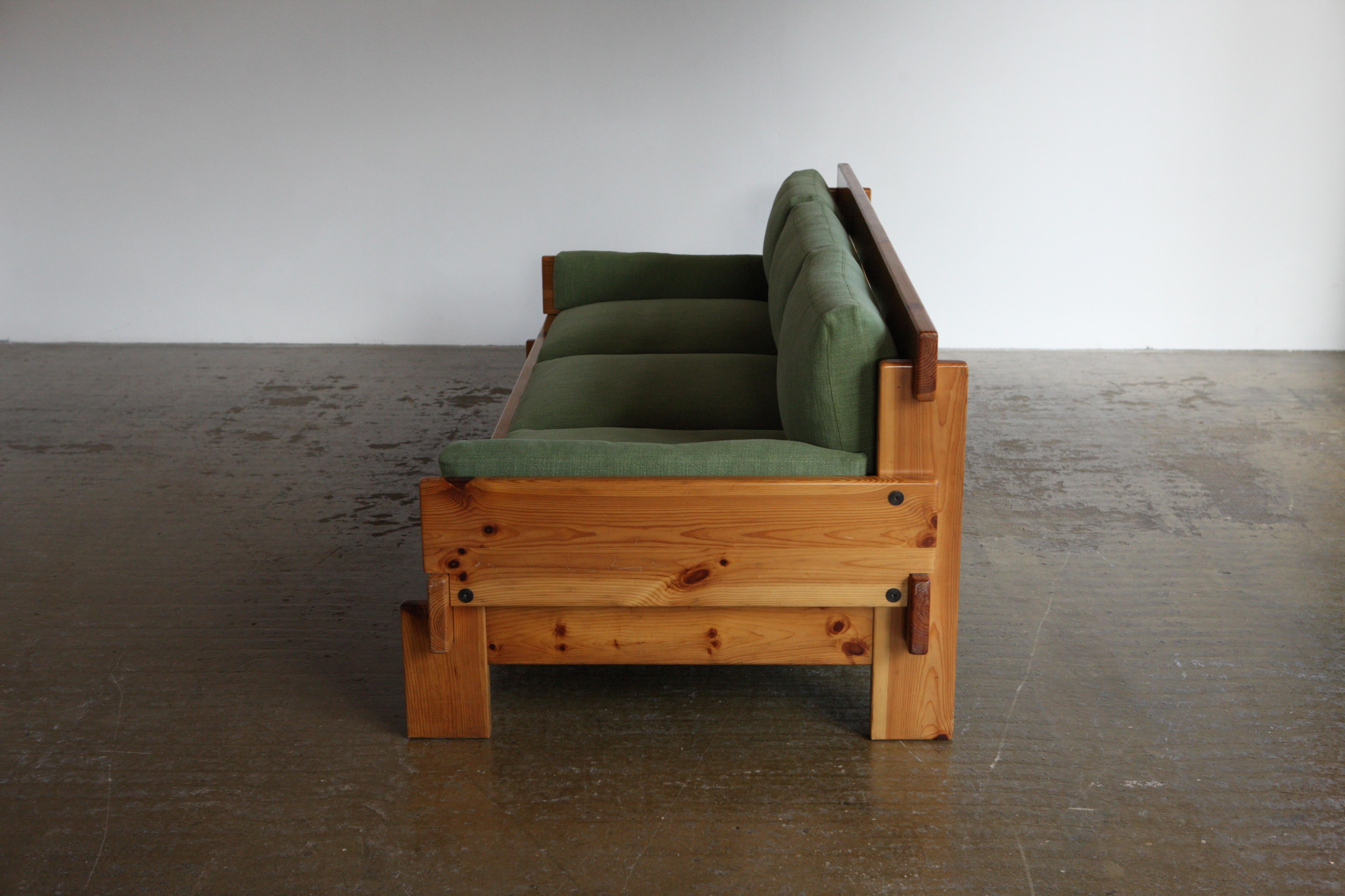1970's Pine Framed Linen Sofa In Excellent Condition For Sale In London, GB
