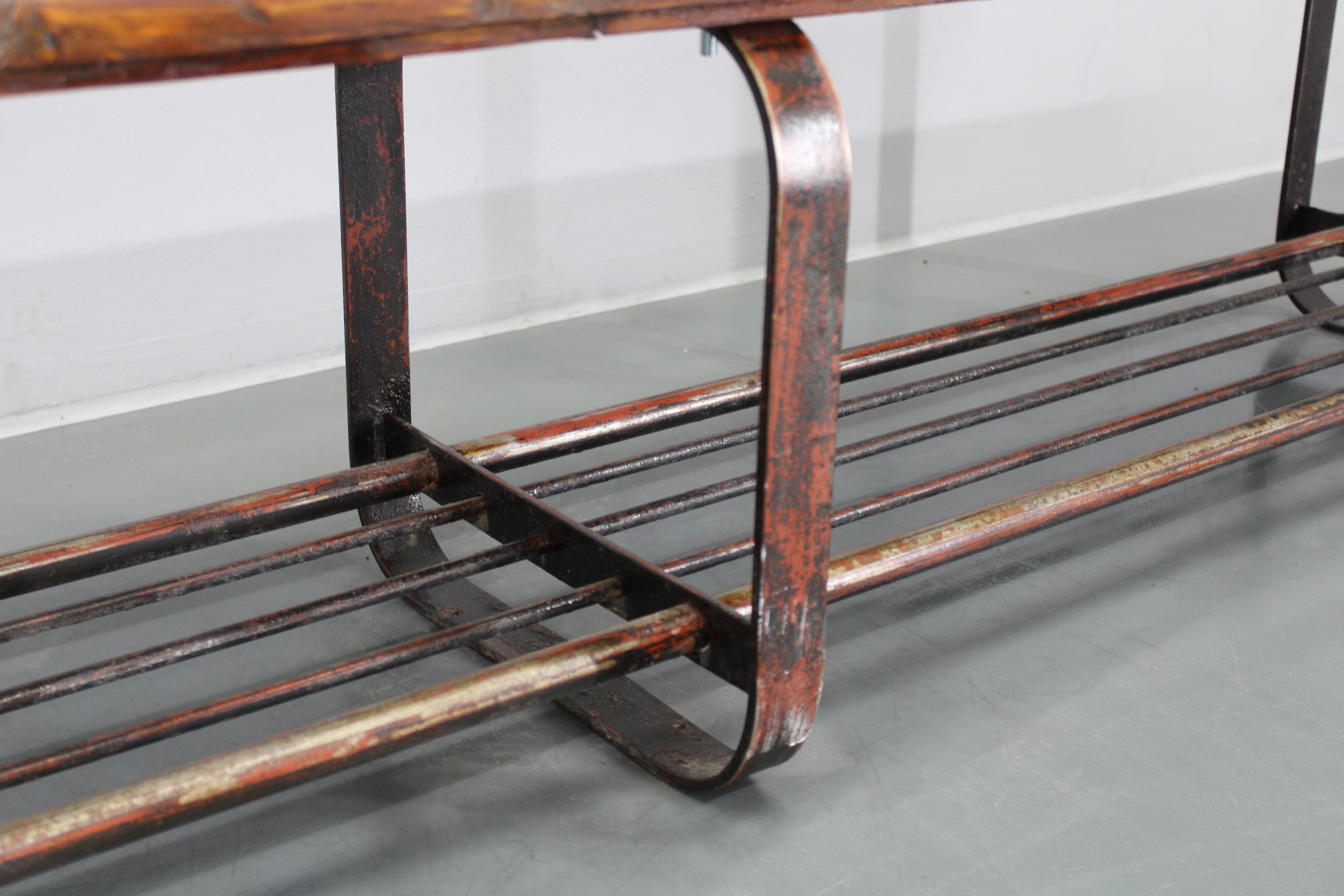 Banc en pin avec base en fer, Tchécoslovaquie, années 1970 en vente 3