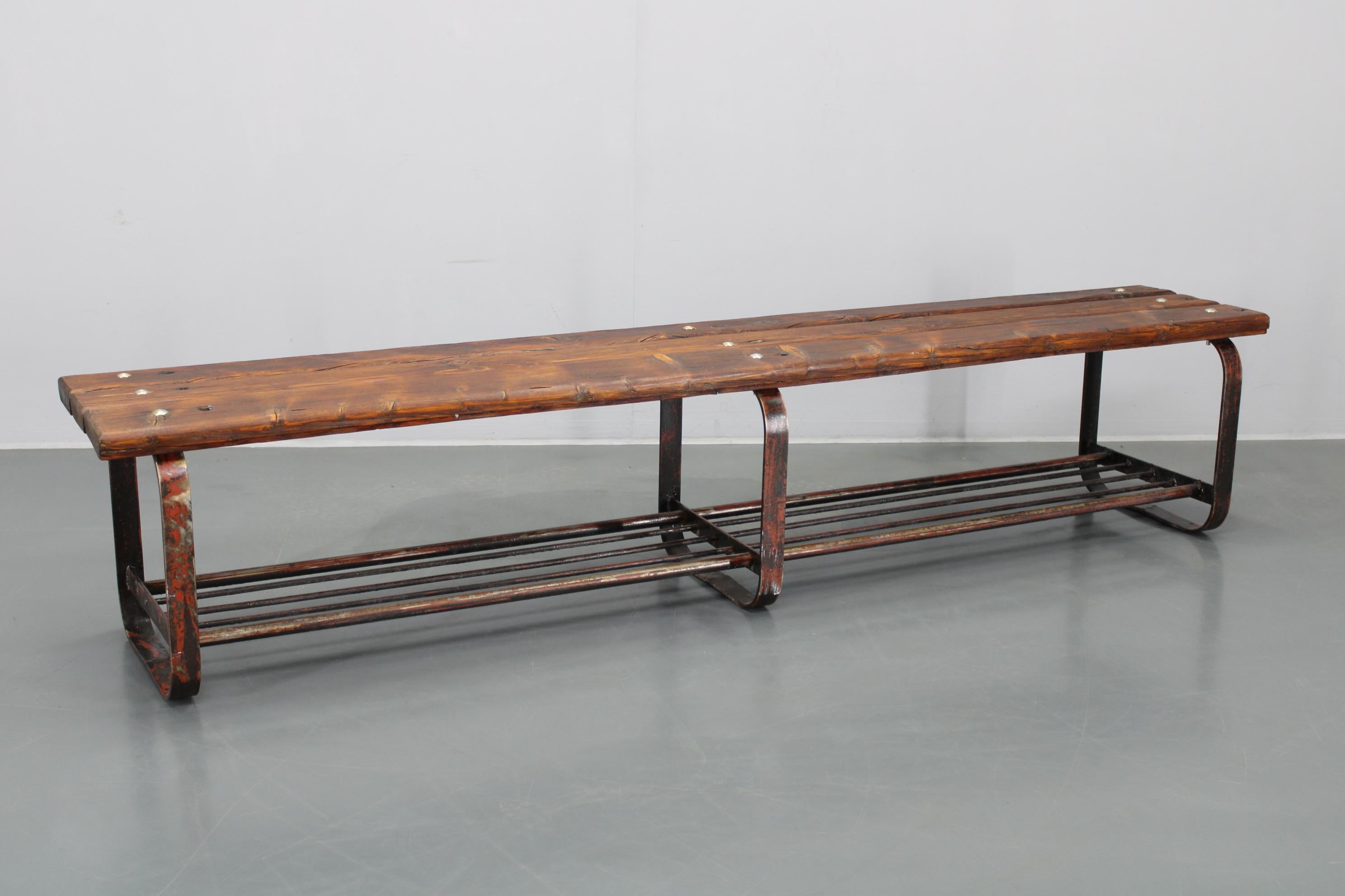Banc en pin avec base en fer, Tchécoslovaquie, années 1970 en vente 4