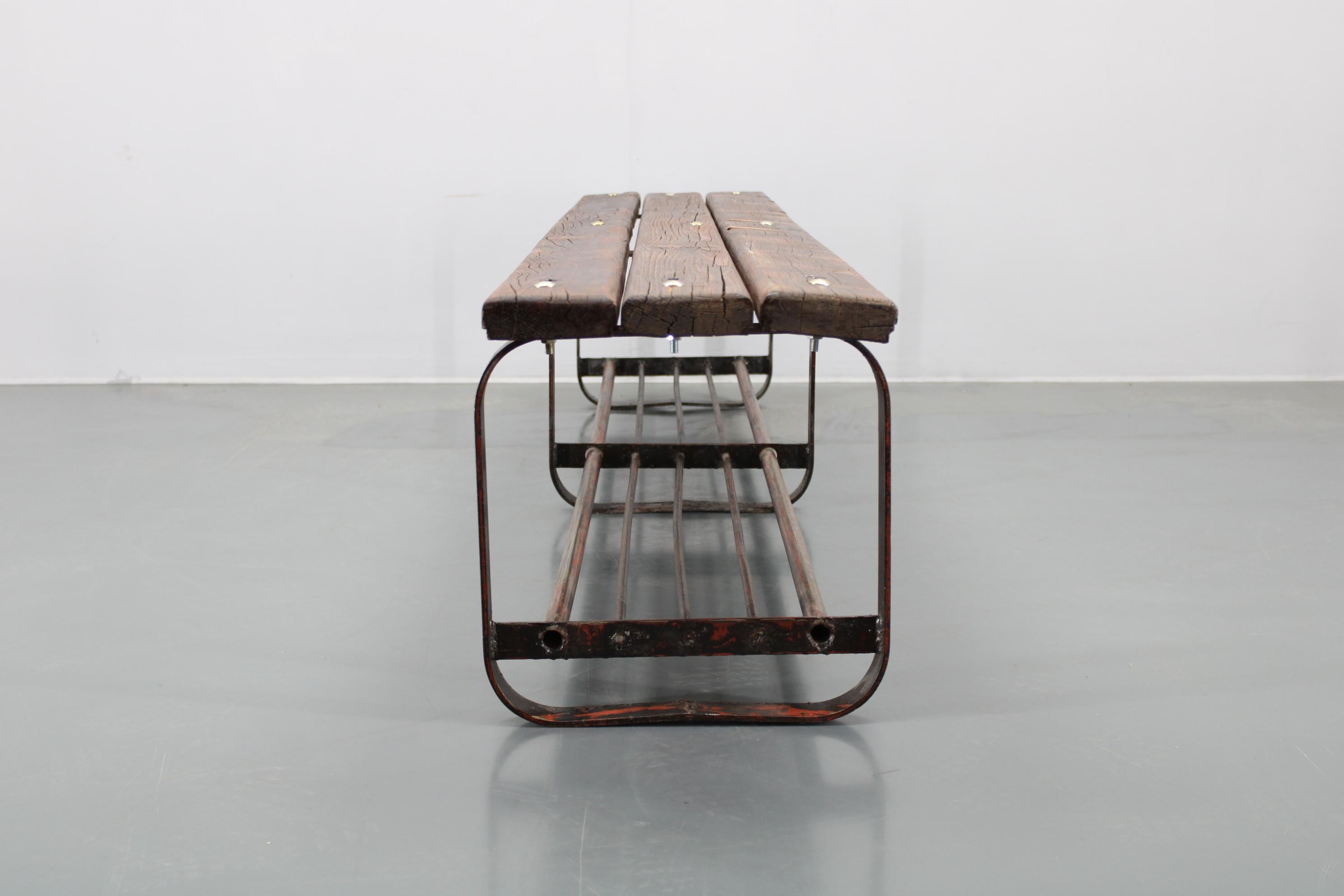 Banc en pin avec base en fer, Tchécoslovaquie, années 1970 en vente 5