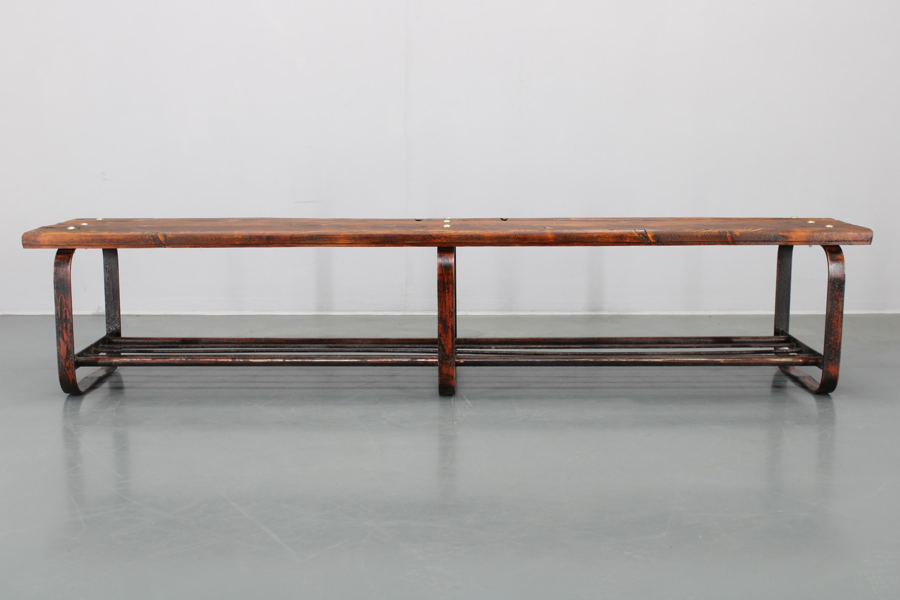 Banc en pin avec base en fer, Tchécoslovaquie, années 1970 en vente 6