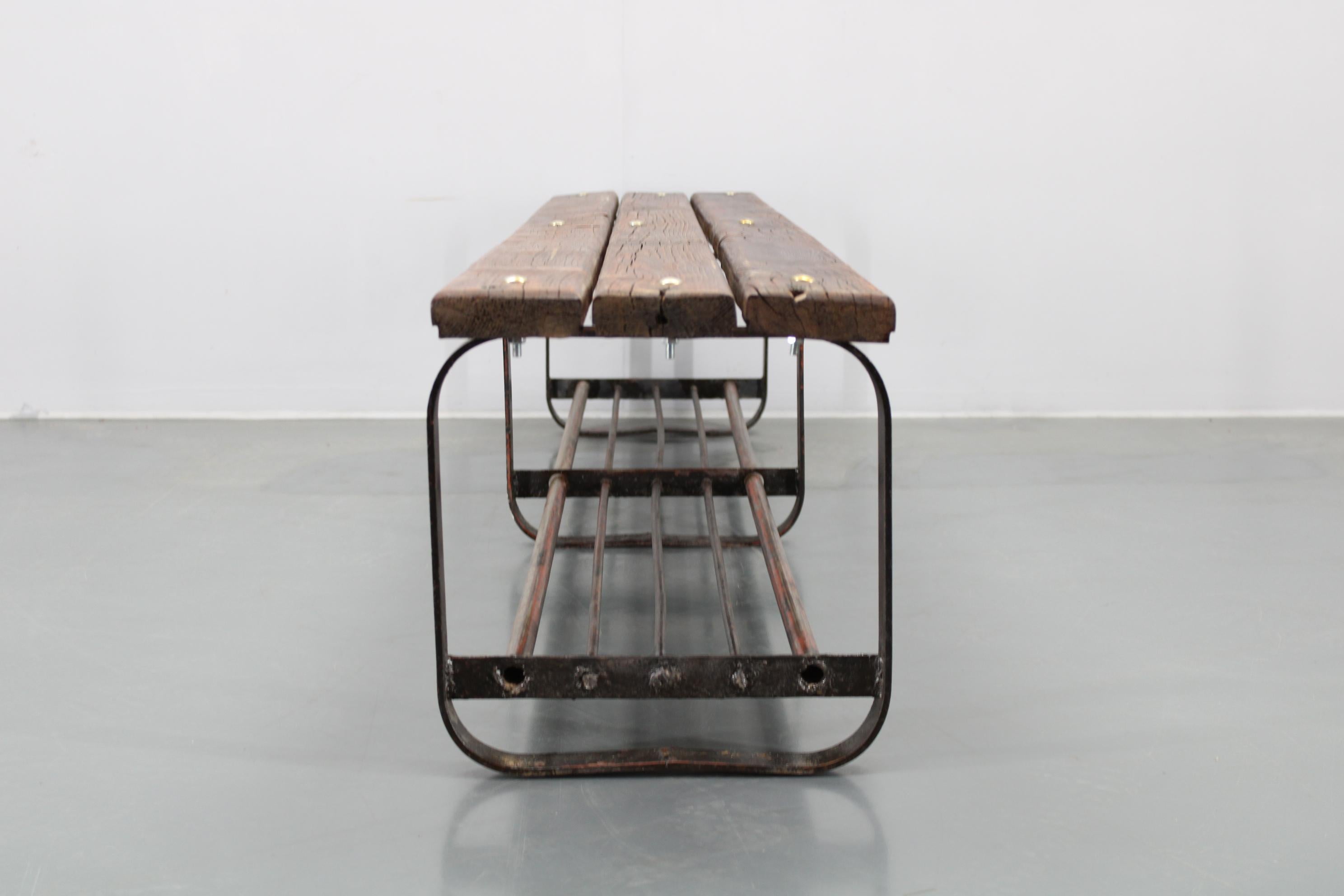 Banc en pin avec base en fer, Tchécoslovaquie, années 1970 en vente 7