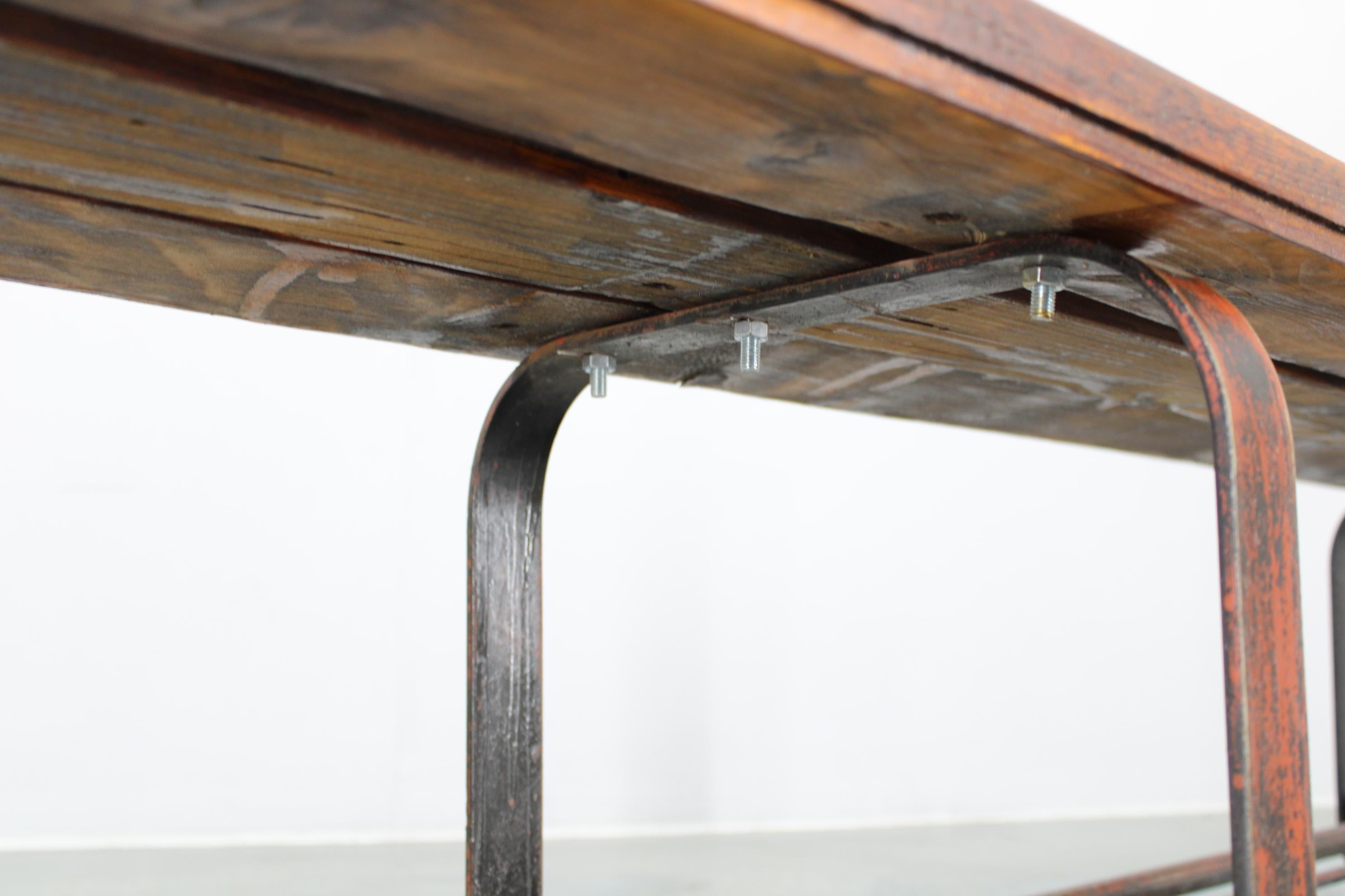 Banc en pin avec base en fer, Tchécoslovaquie, années 1970 en vente 10