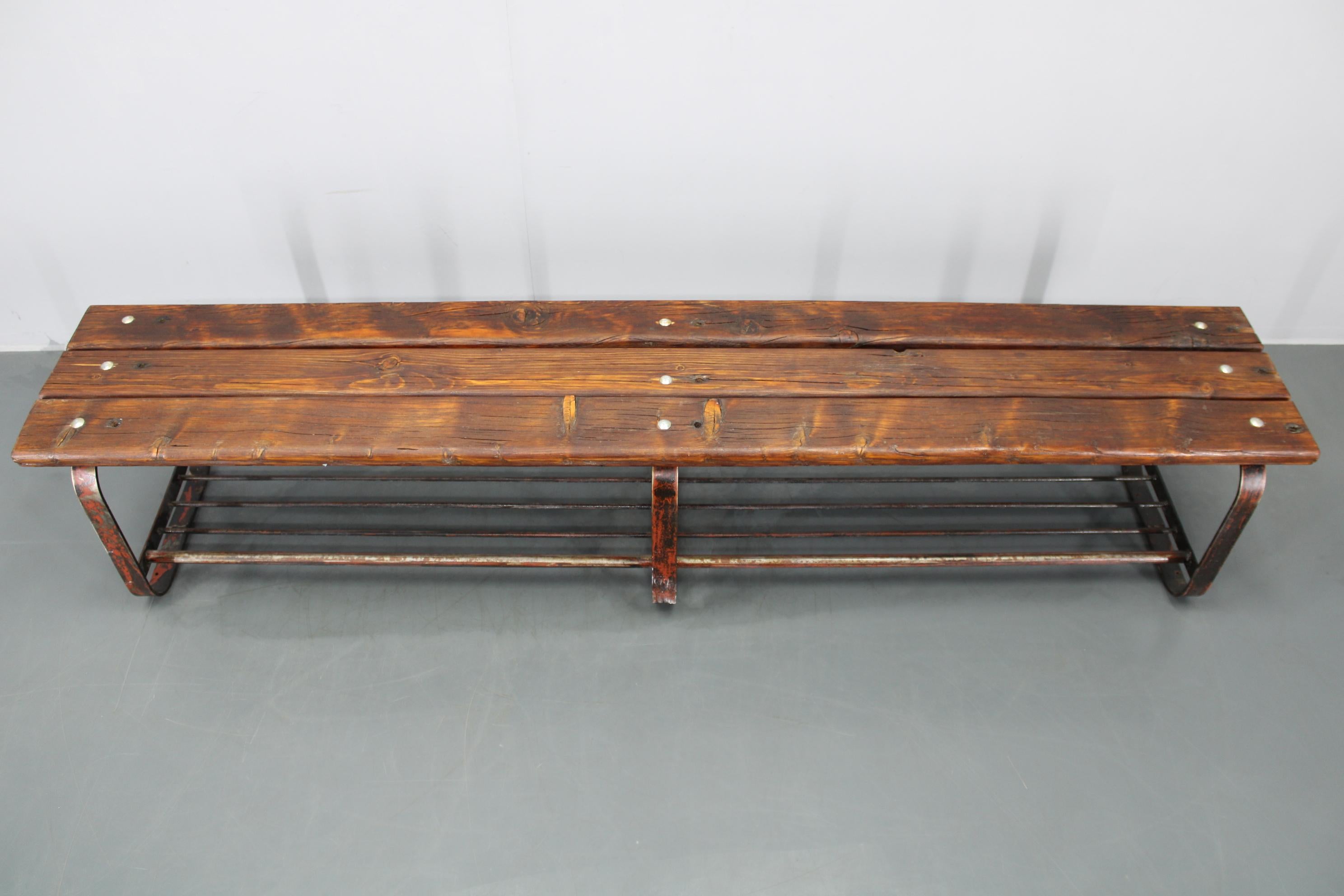 Mid-Century Modern Banc en pin avec base en fer, Tchécoslovaquie, années 1970 en vente