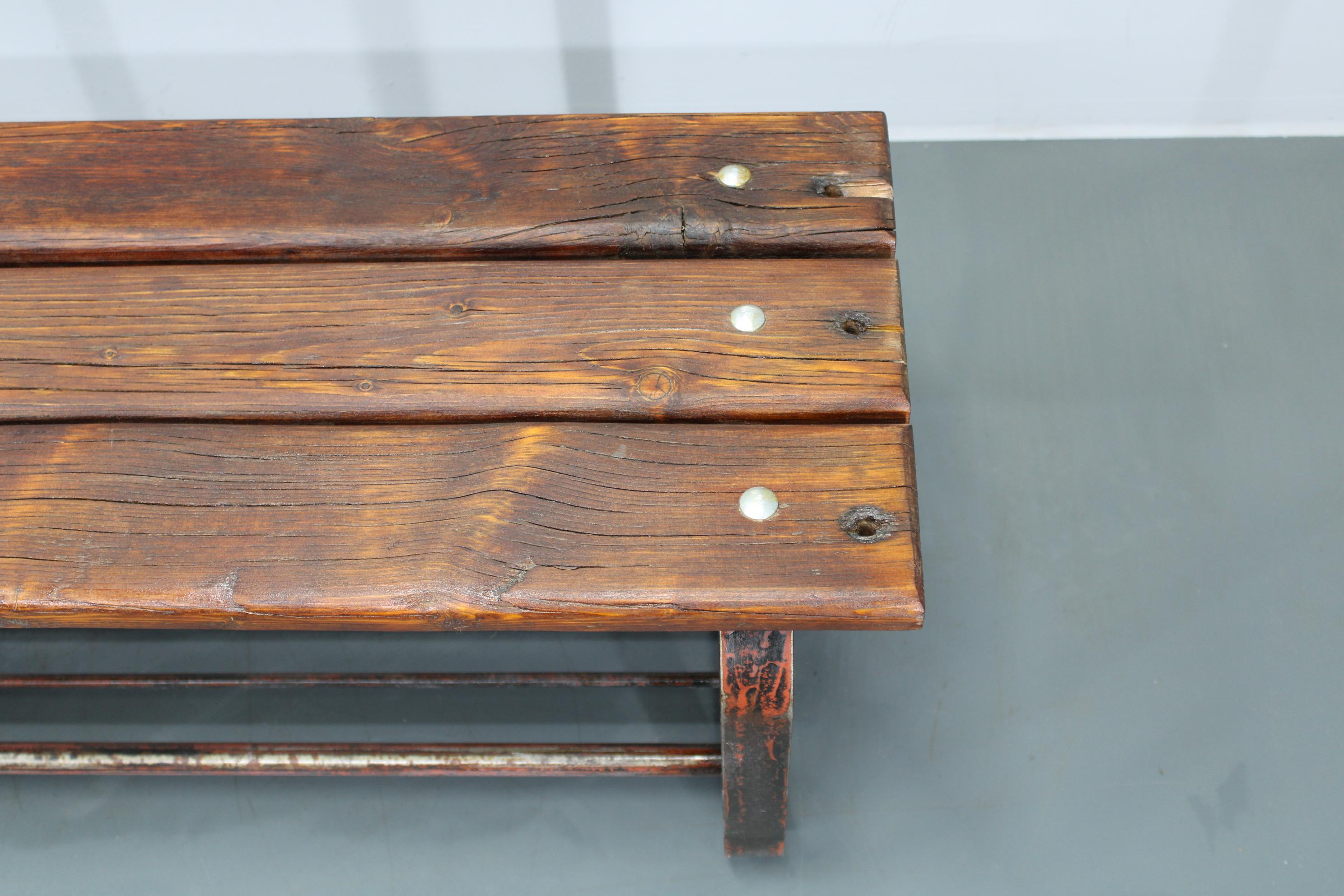 Fer Banc en pin avec base en fer, Tchécoslovaquie, années 1970 en vente