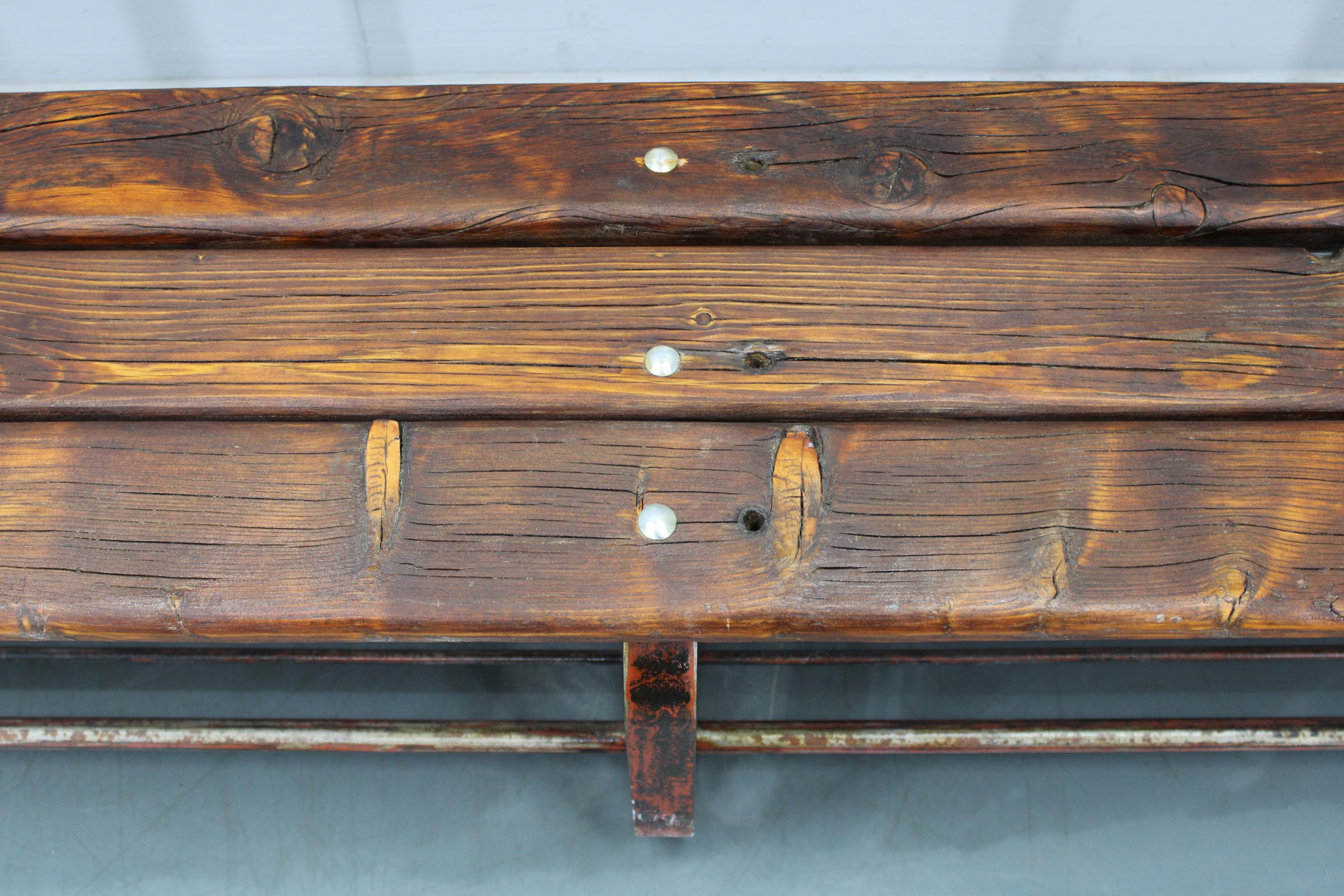 Banc en pin avec base en fer, Tchécoslovaquie, années 1970 en vente 1