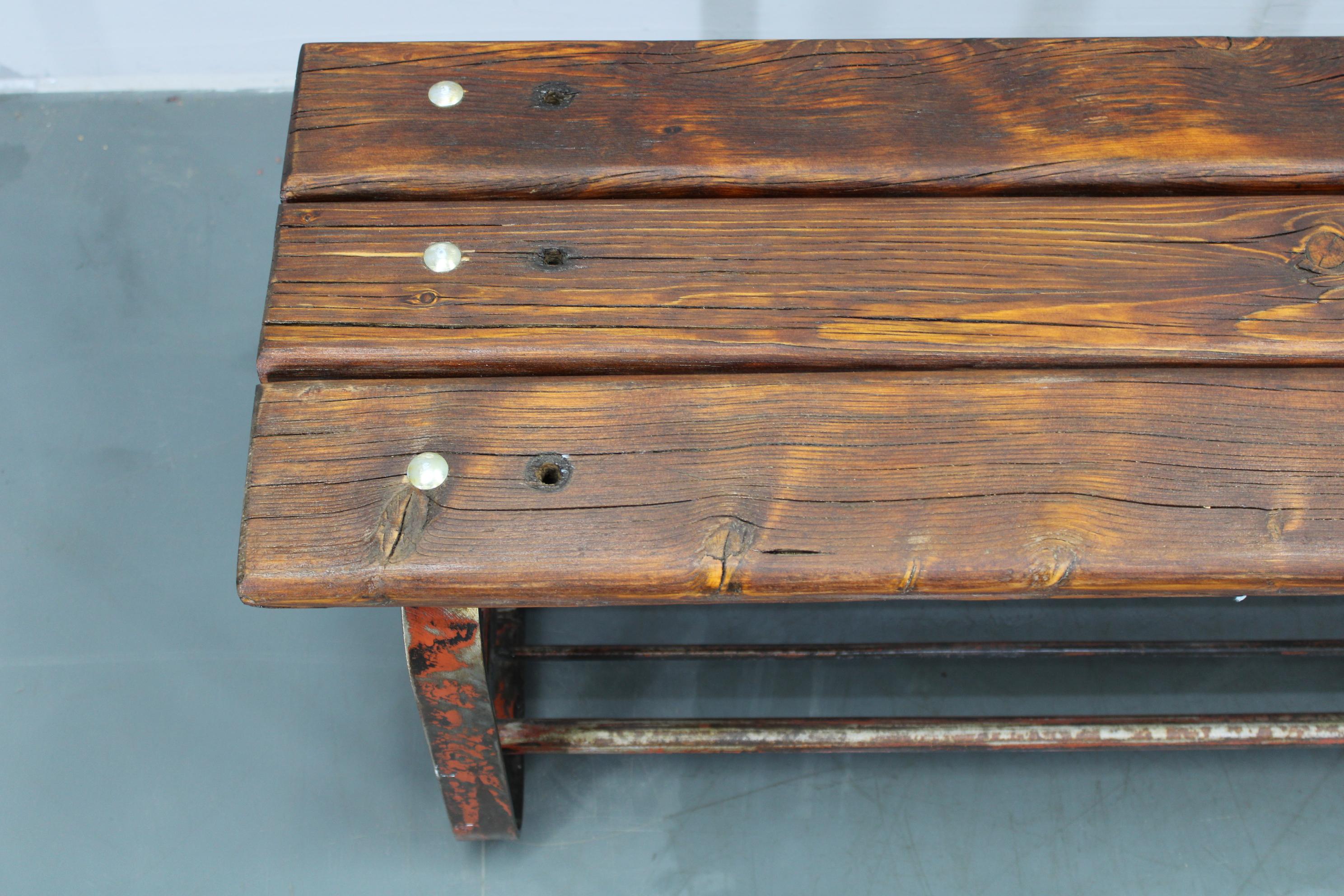 Banc en pin avec base en fer, Tchécoslovaquie, années 1970 en vente 2