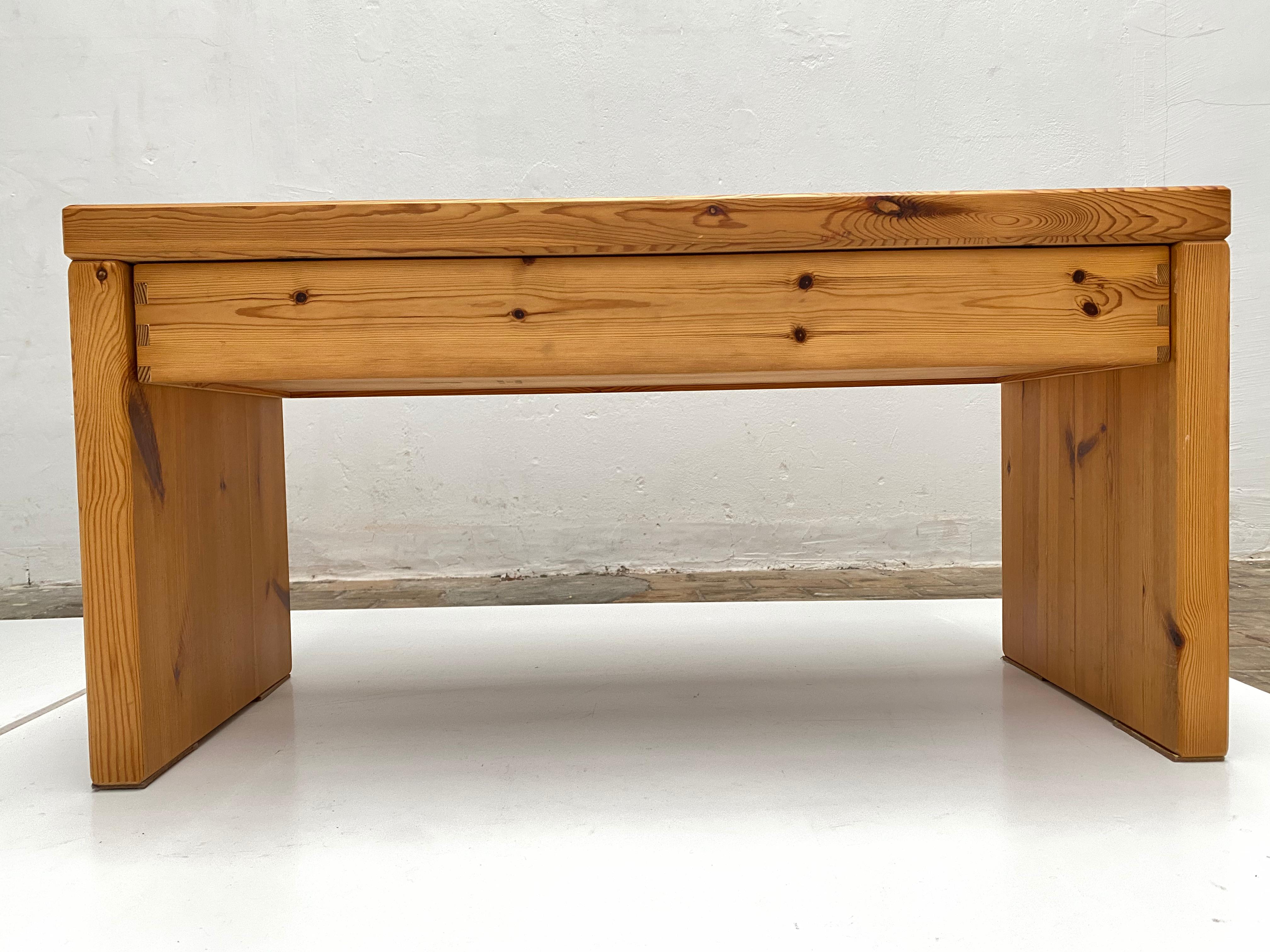 1970s Pine Wood Side Table with Single Drawer by Aksel Kjersgaard Odder, Denmark In Good Condition For Sale In Bergen op Zoom, NL