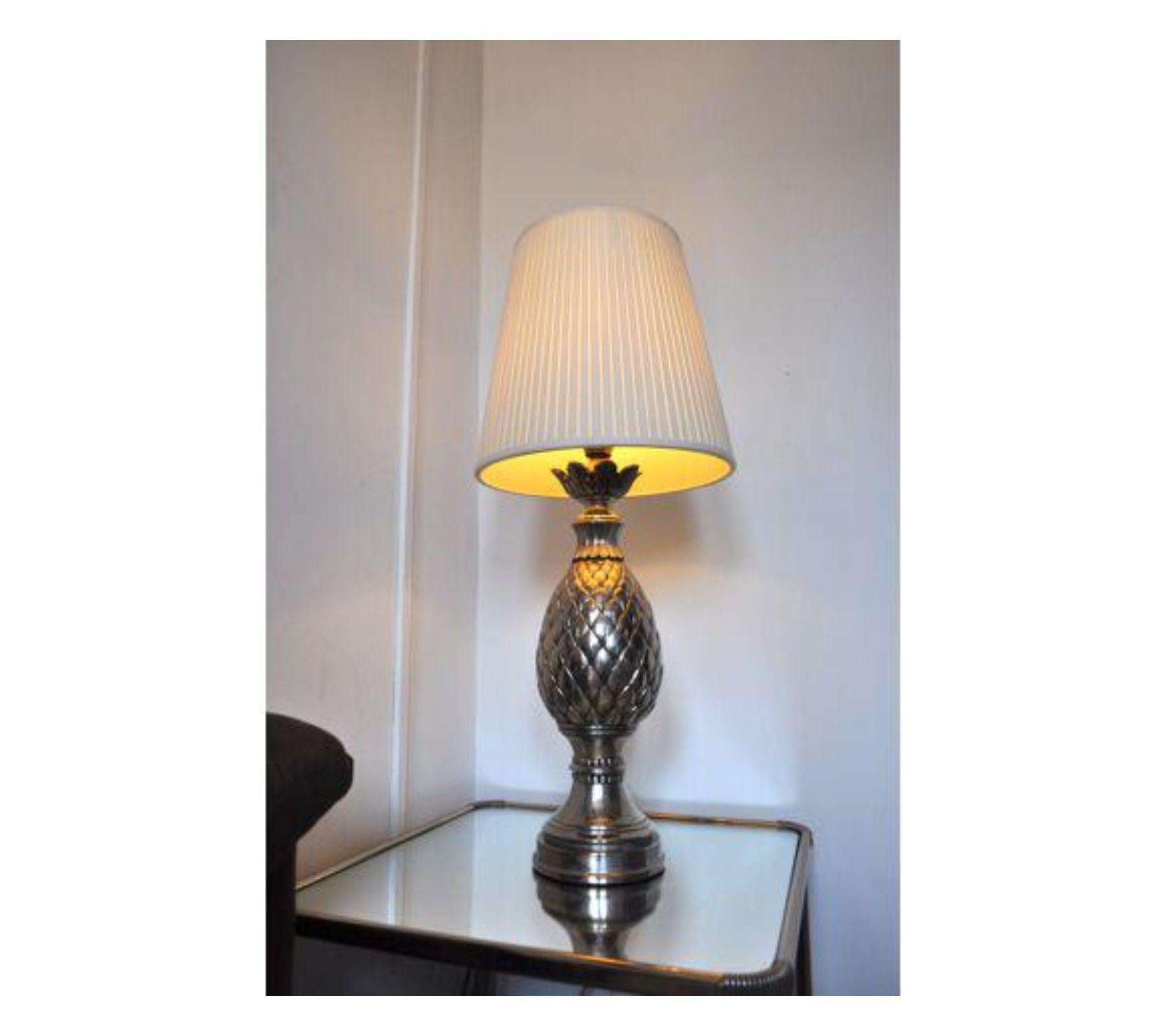 Très belle grande lampe de table ananas conçue et produite en France au début des années 1970. Son design est à la fois chic et excentrique. Une pièce de design unique qui mettra en valeur votre projet d'intérieur. Objet en parfait état. Électricité