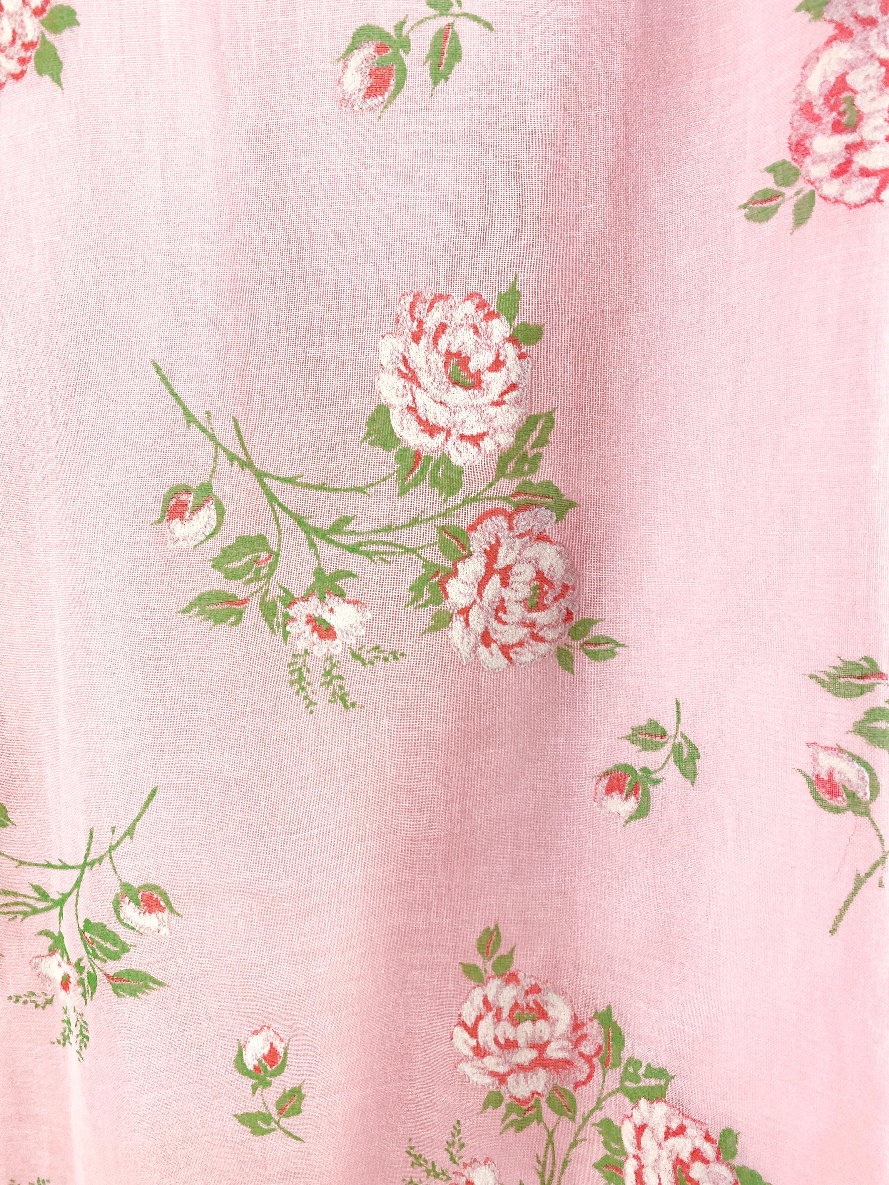 Beige Robe rose cottage à imprimé floral et floquée (années 1970) en vente