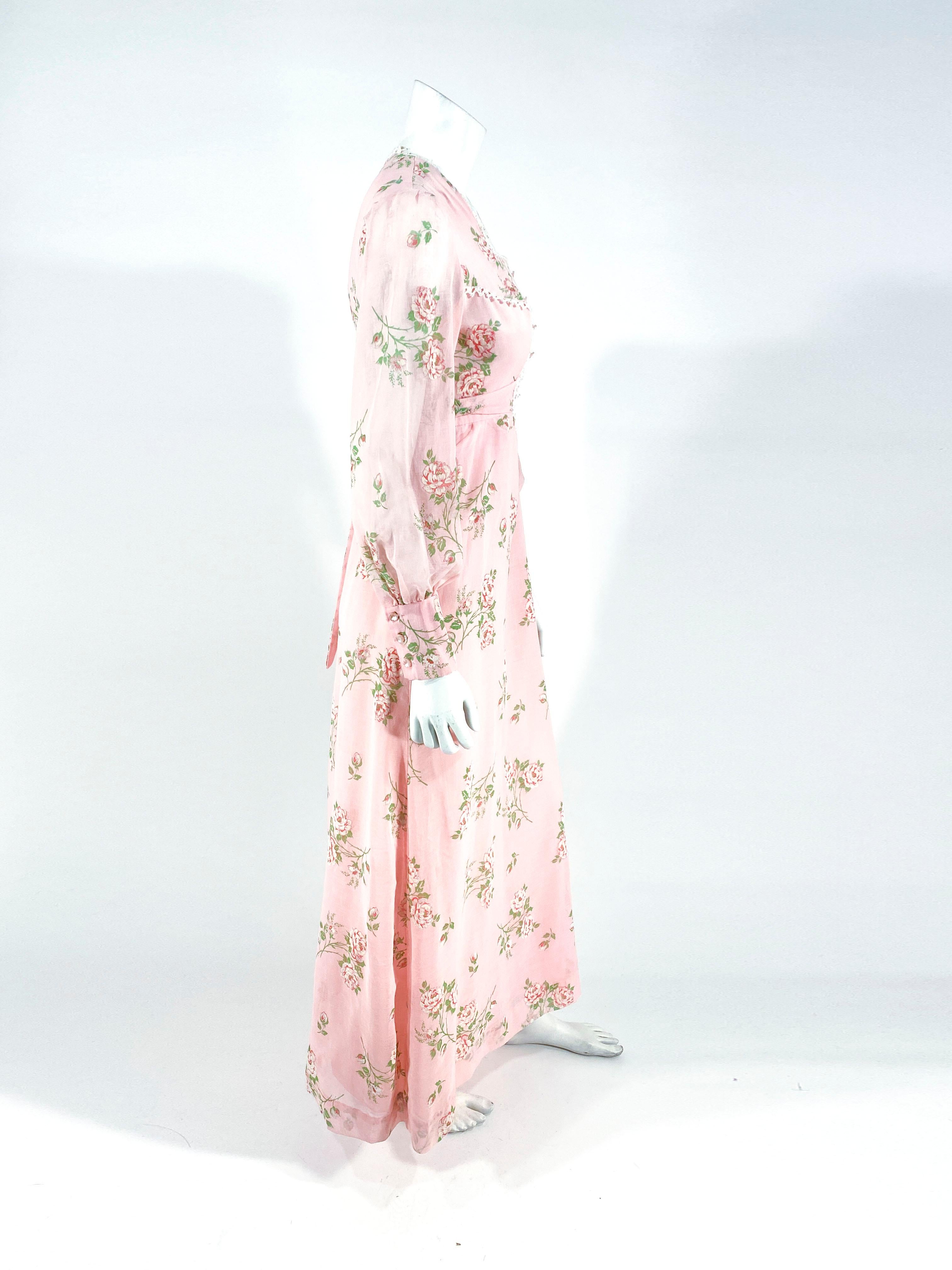 Robe rose cottage à imprimé floral et floquée (années 1970) Pour femmes en vente