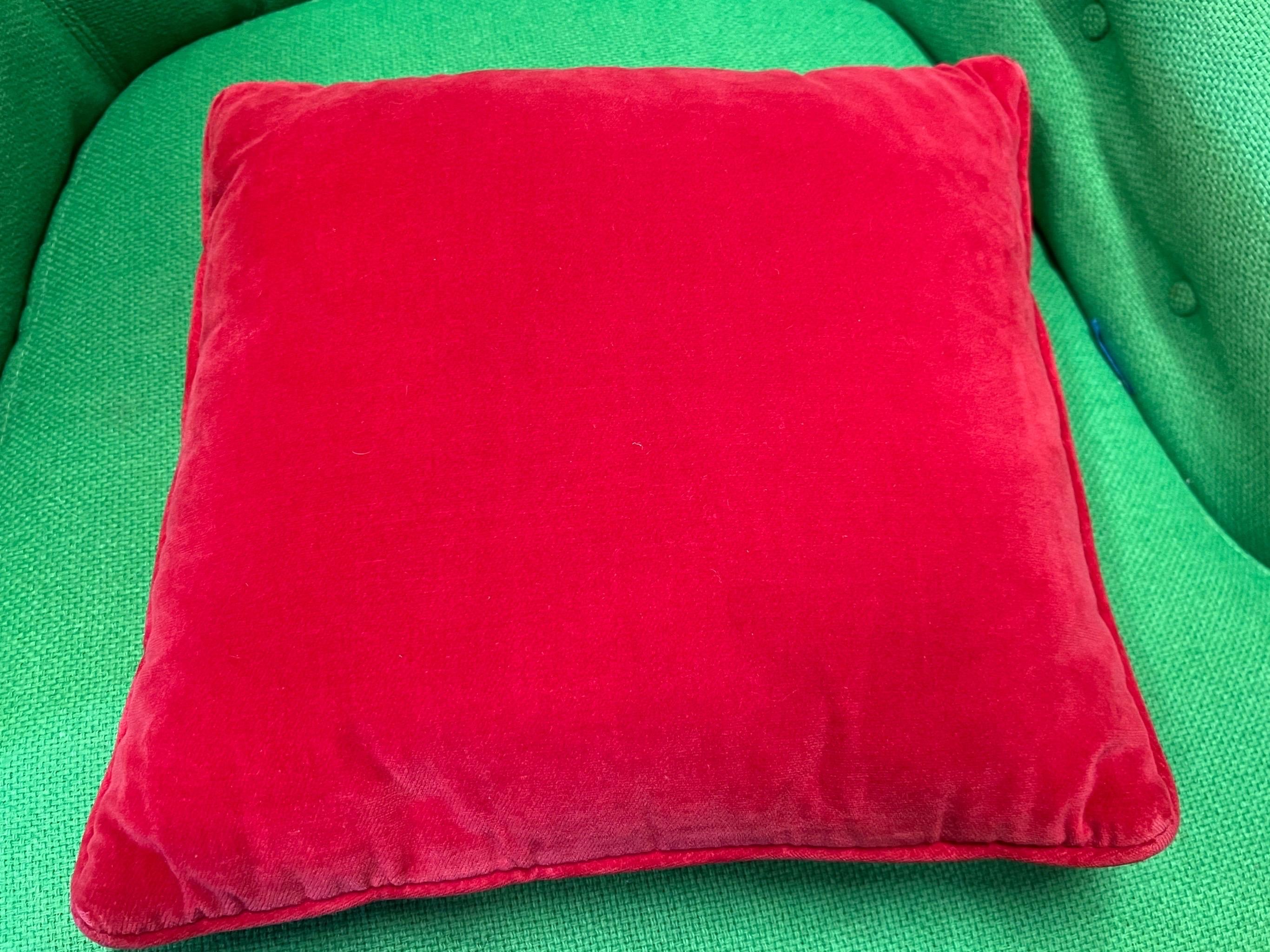 C'est votre jour de chance, vous avez trouvé un coussin vintage rose aux points de croix !   Et je n'en ai jamais vu d'aussi vibrant !   Il est paraphé et daté d'août 72.  Ce serait un excellent cadeau pour cette saison, je le dis simplement.