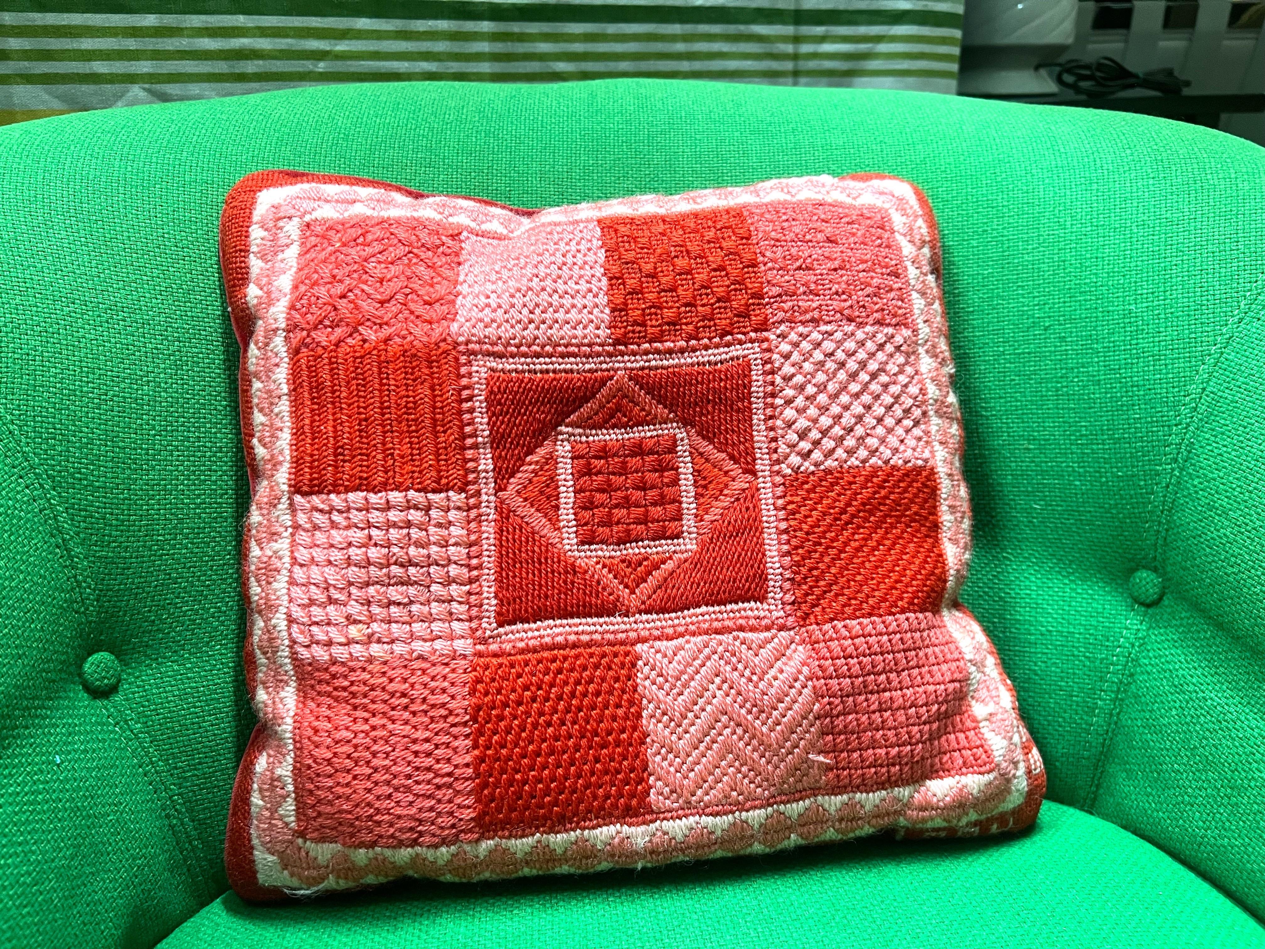 Mid-Century Modern Oreiller à l'aiguille géométrique rose des années 1970, signé et daté en vente