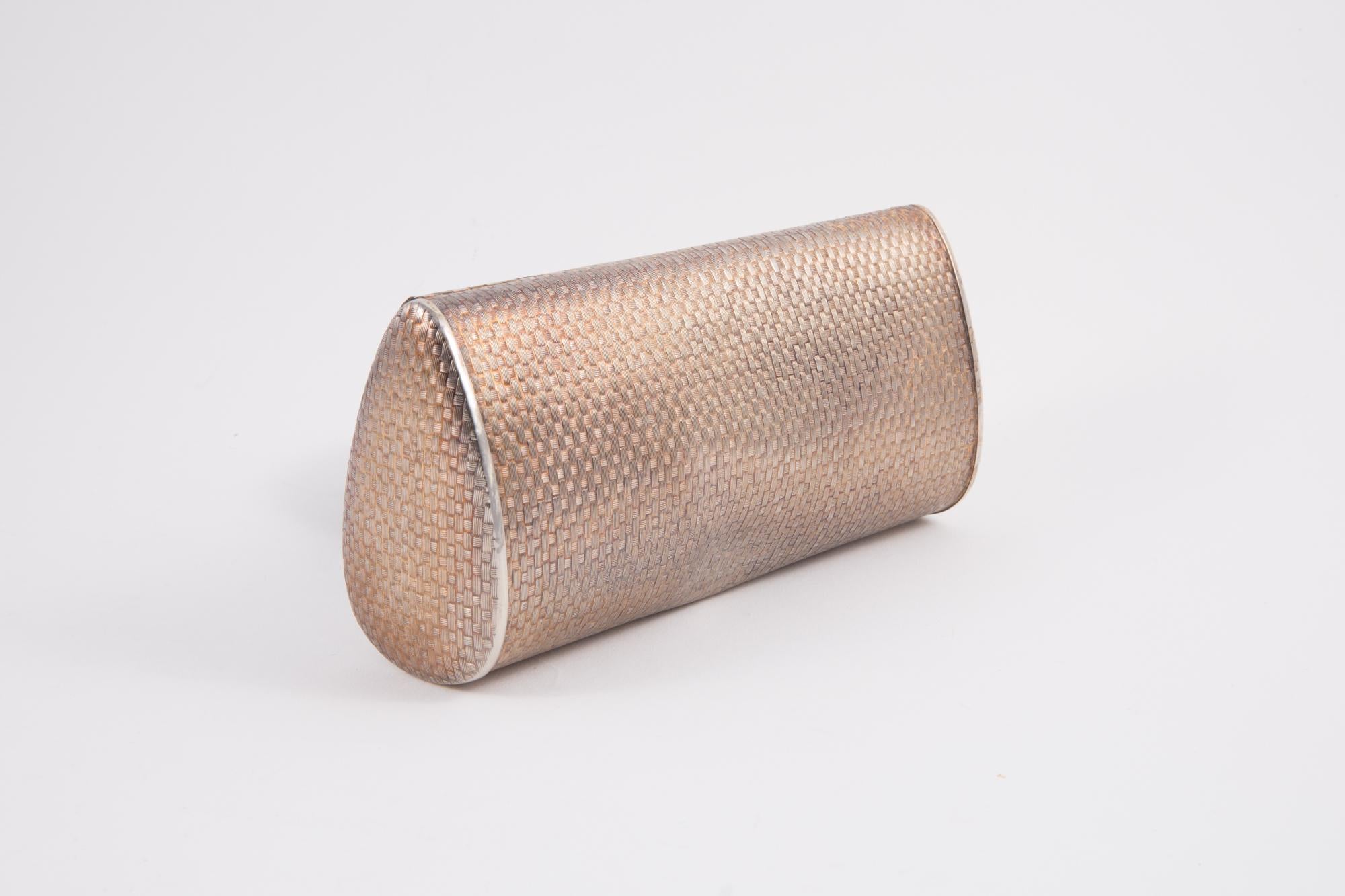 1970s Pink gold-tone metal box minaudière evening clutch featuring a woven textured metal effect, an inside small mirror, an inside camel velvet lining.   
Length 7in. (18 cm)
Height 3.5in. (9cm)
Depth 1.9in. (5cm)
In good vintage condition. Made in
