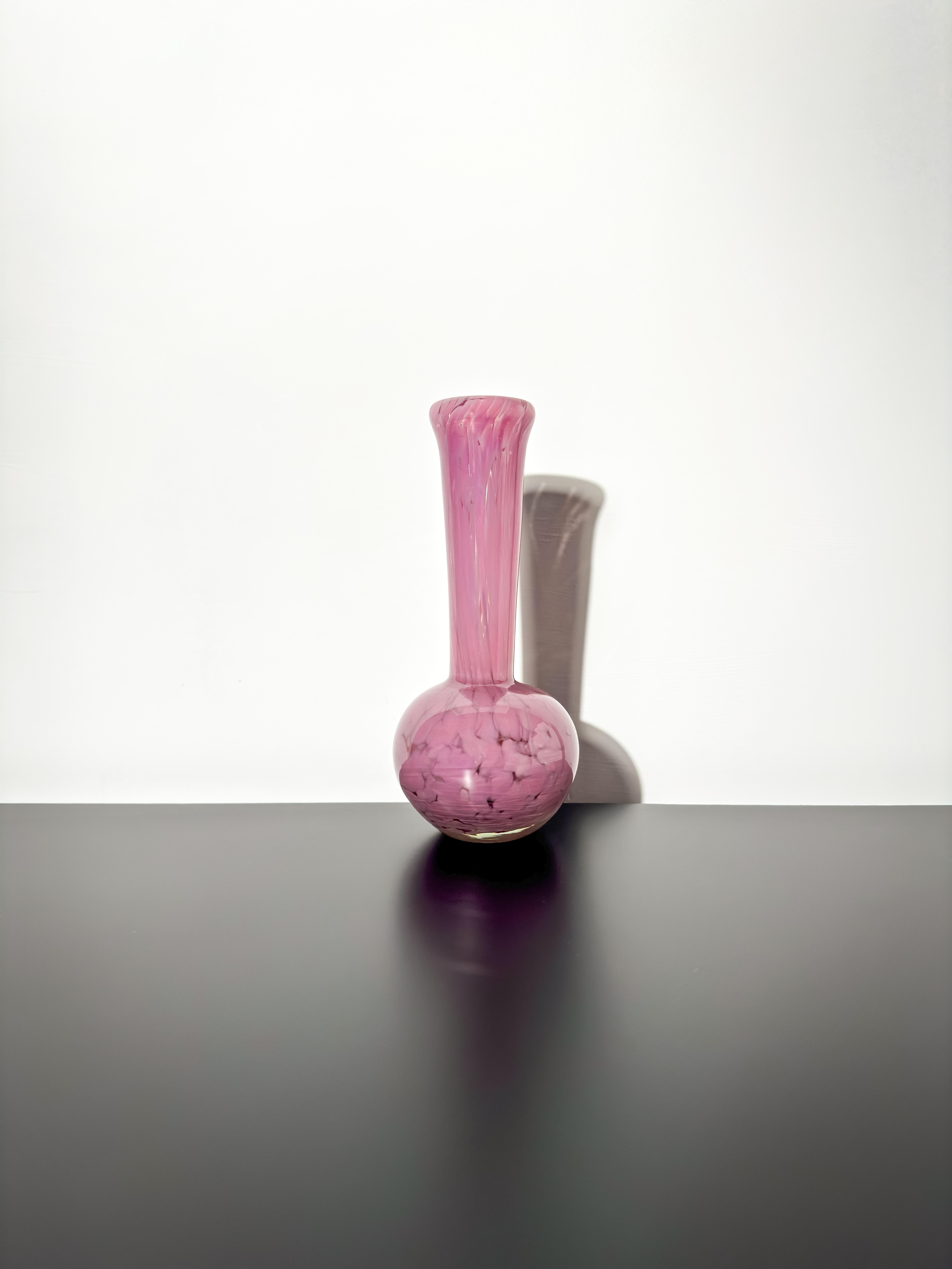 Vase à bourgeons à haute tige, fabriqué à la main à la fin des années 1980 par Mdina Glass, Malte. 

Fabriqué en verre opaque rose parfaitement tacheté et entouré d'une gaine de verre cristallin. 

Ce vase décoratif présente un extérieur lisse et