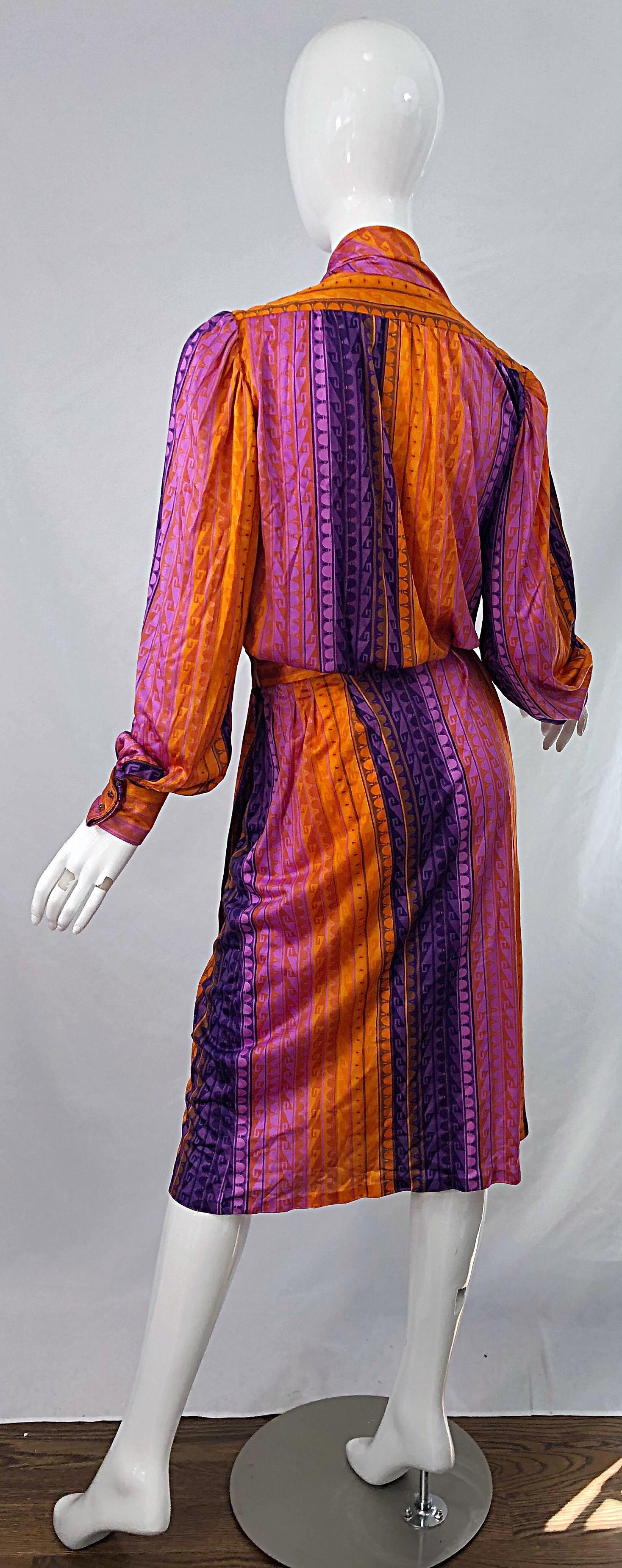 1970er gestreiftes Slinky Vintage 70er Jahre Schal-Wickelkleid in Rosa + Orange + Lila im Angebot 6