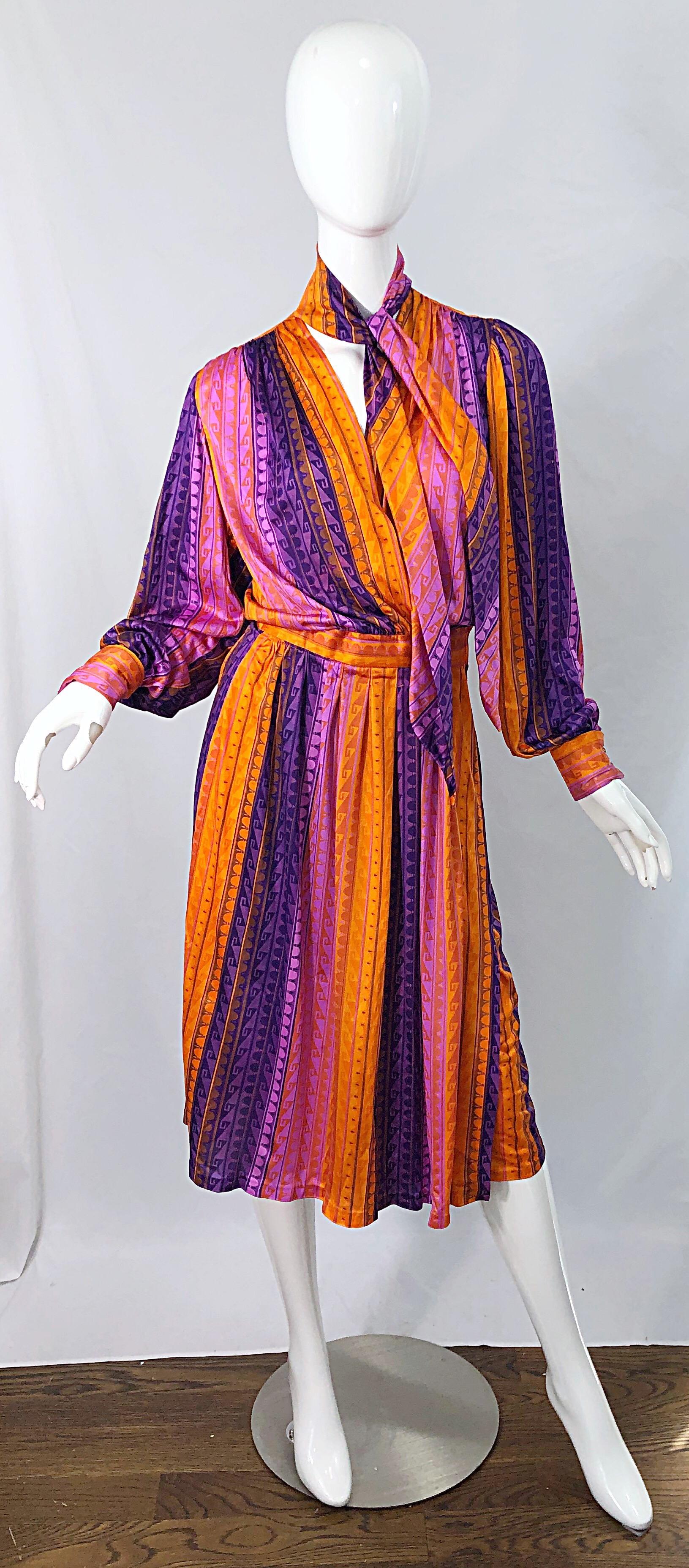 1970er gestreiftes Slinky Vintage 70er Jahre Schal-Wickelkleid in Rosa + Orange + Lila im Angebot 9