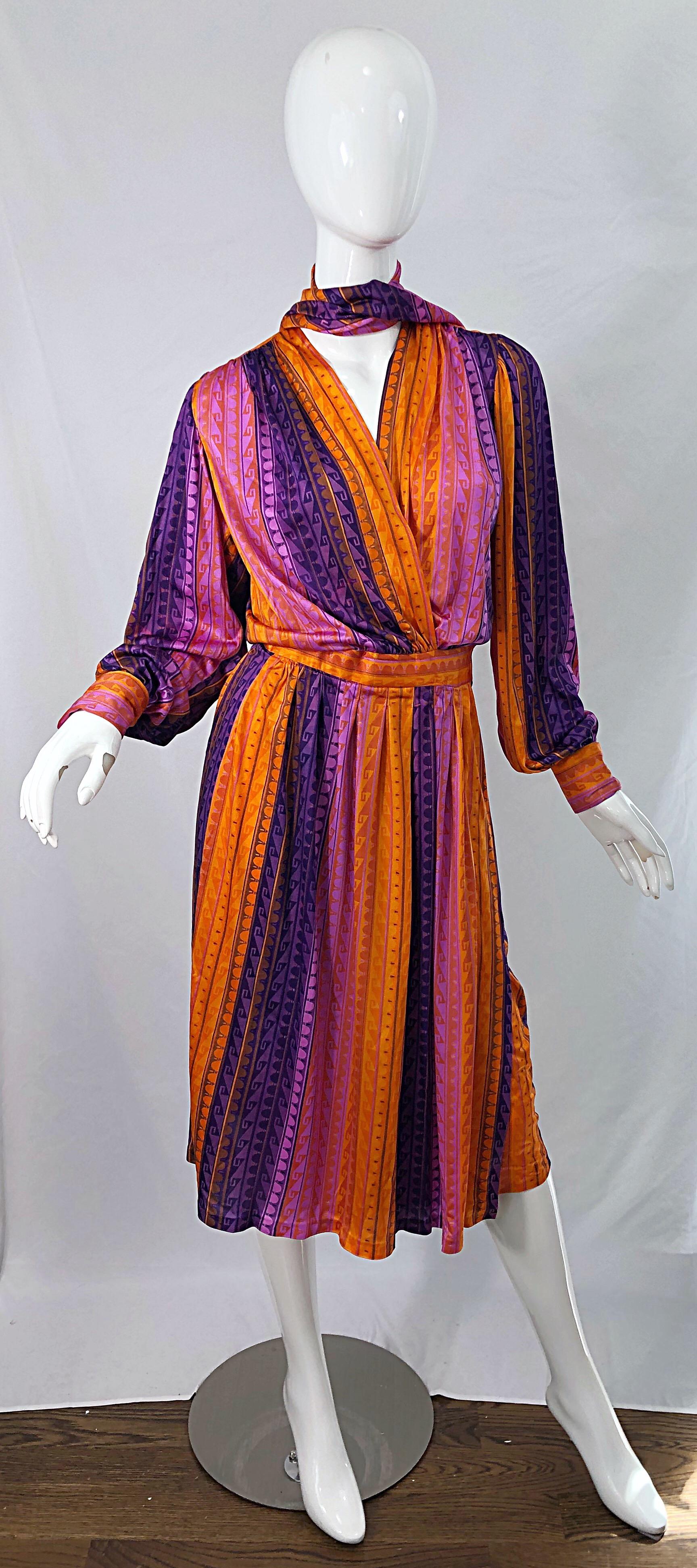 1970er gestreiftes Slinky Vintage 70er Jahre Schal-Wickelkleid in Rosa + Orange + Lila im Angebot 1
