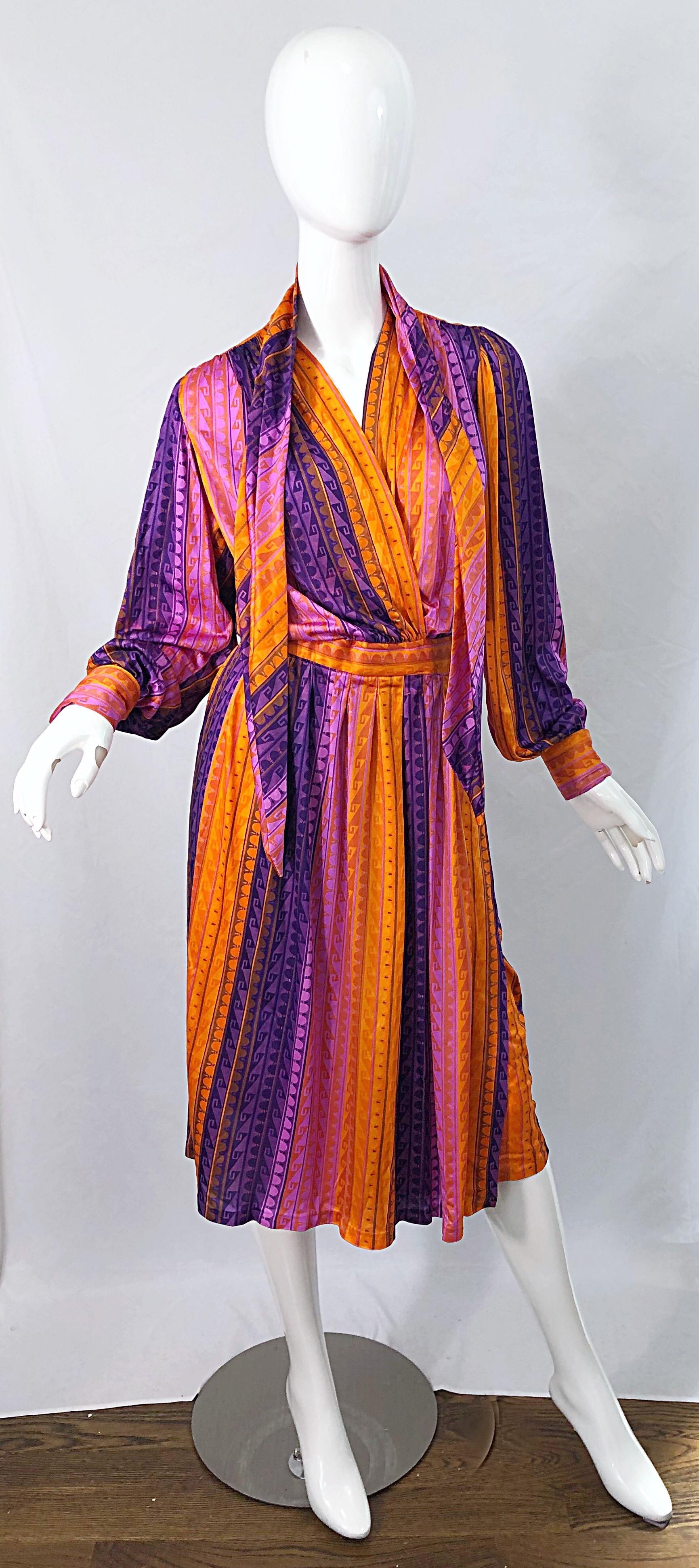 1970er gestreiftes Slinky Vintage 70er Jahre Schal-Wickelkleid in Rosa + Orange + Lila im Angebot 3