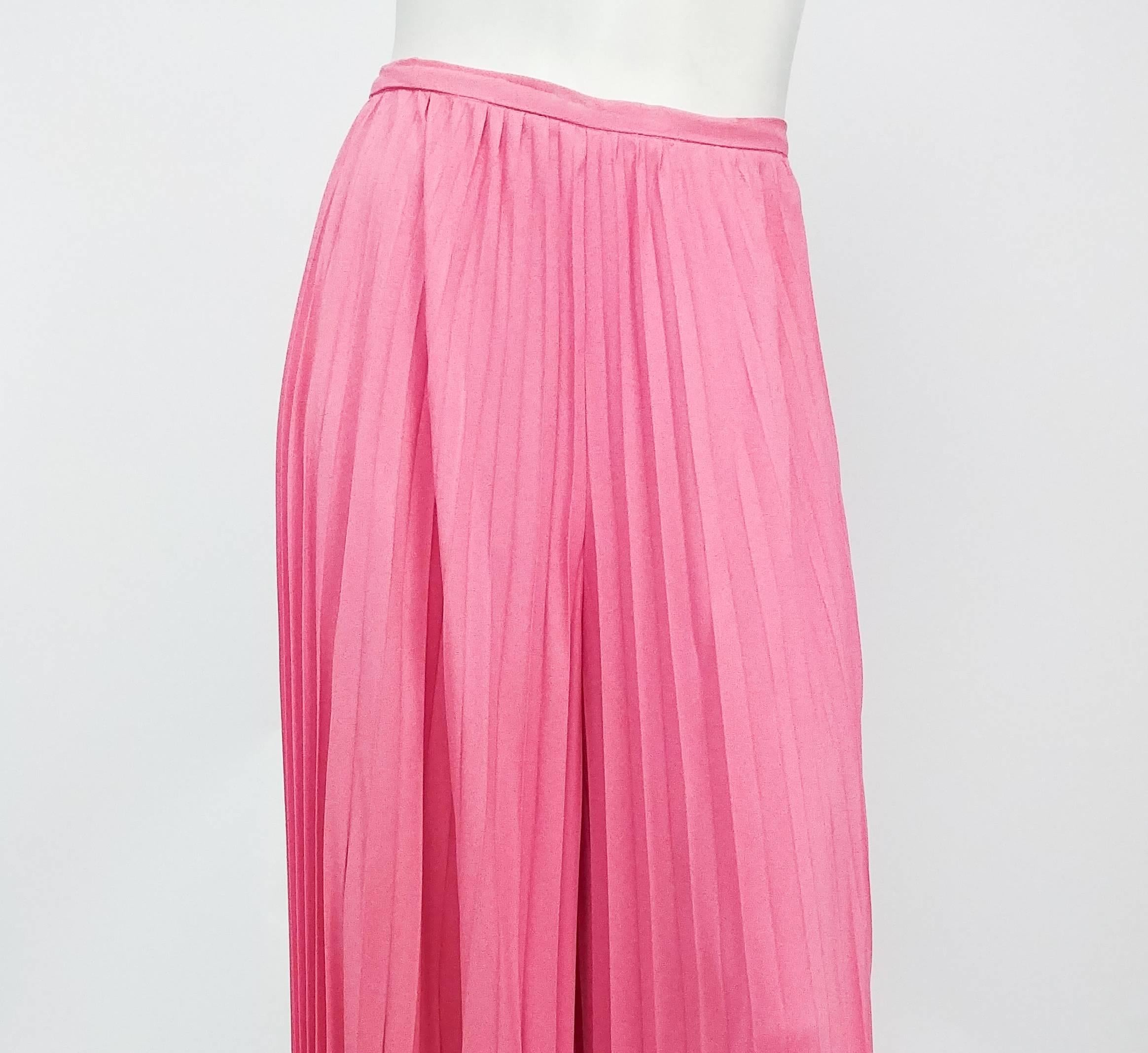 pink pleated trousers