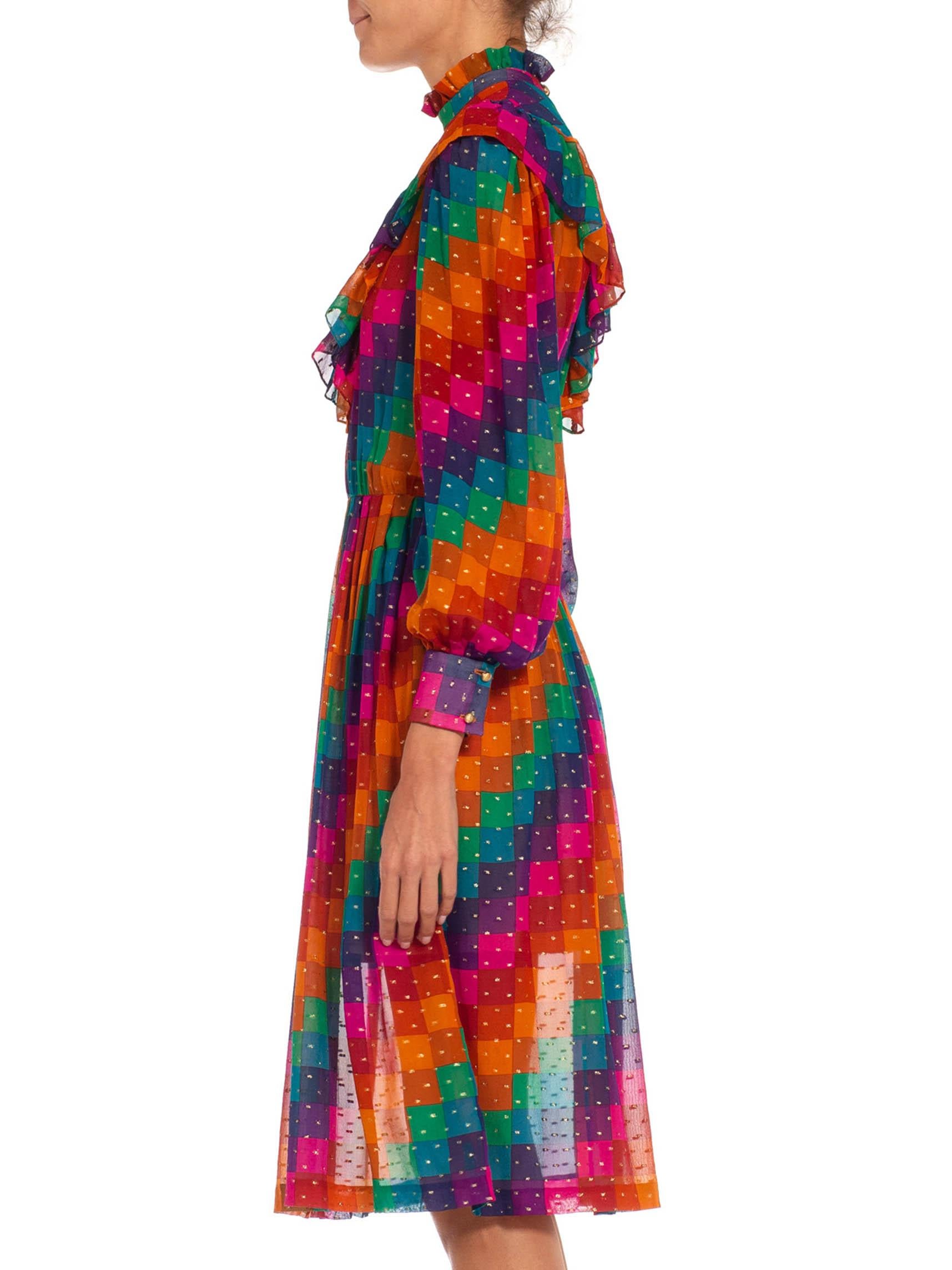 robe à volants géométriques en mousseline de soie rose et violette des années 1970