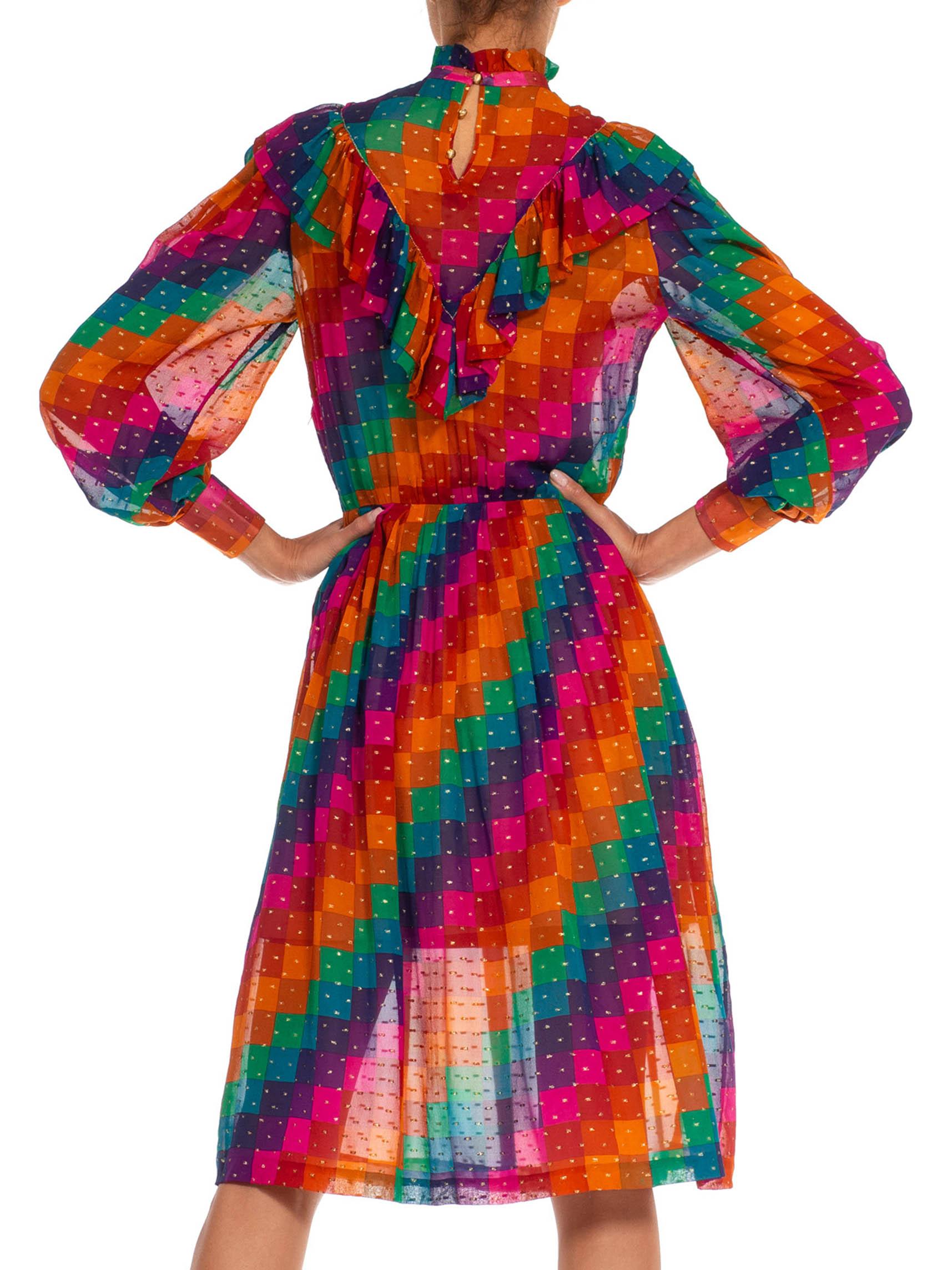 Robe à volants géométriques en mousseline de soie rose et violette des années 1970 en vente 1