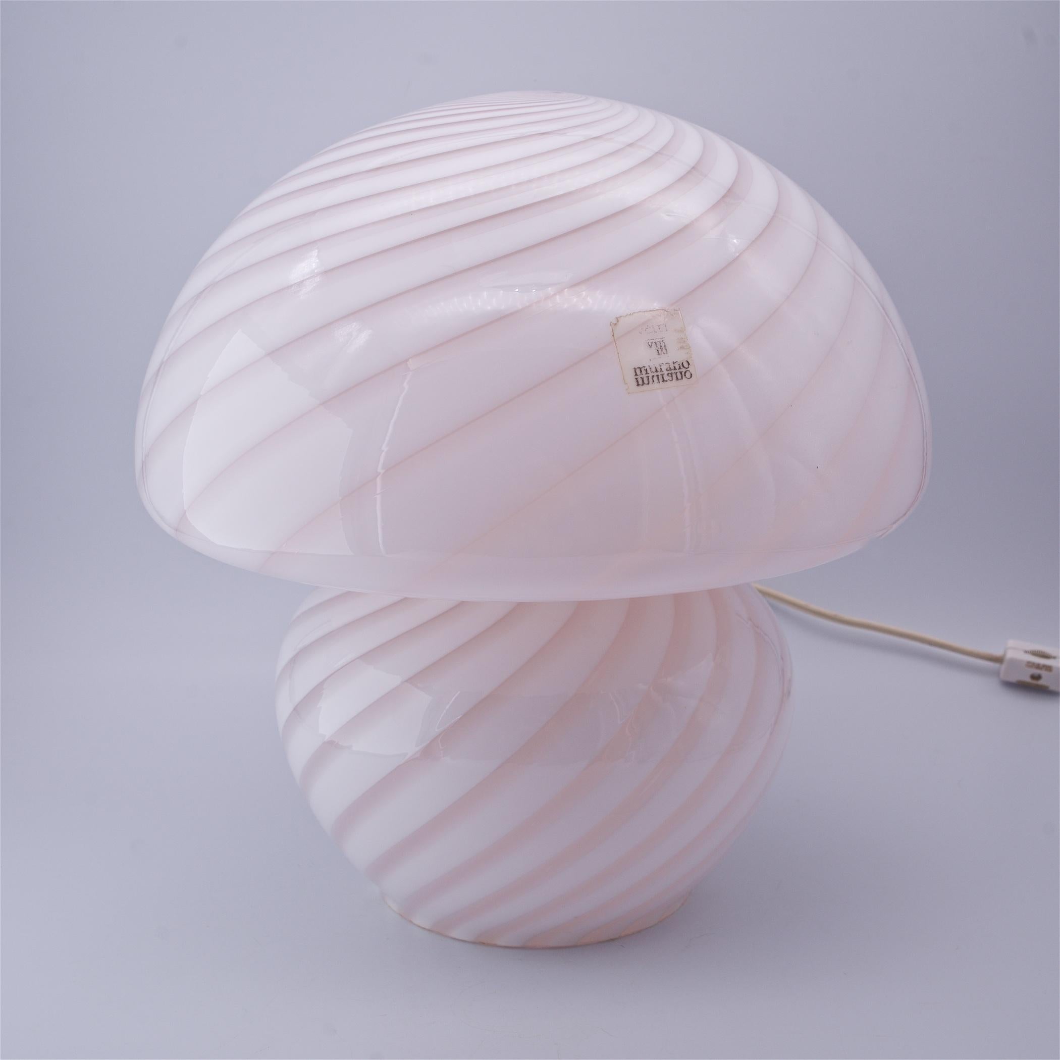 Italian 1970s Pink Swirl Vetri d‘Arte Murano Glass Mushroom Spiral Table Bedroom Lamps