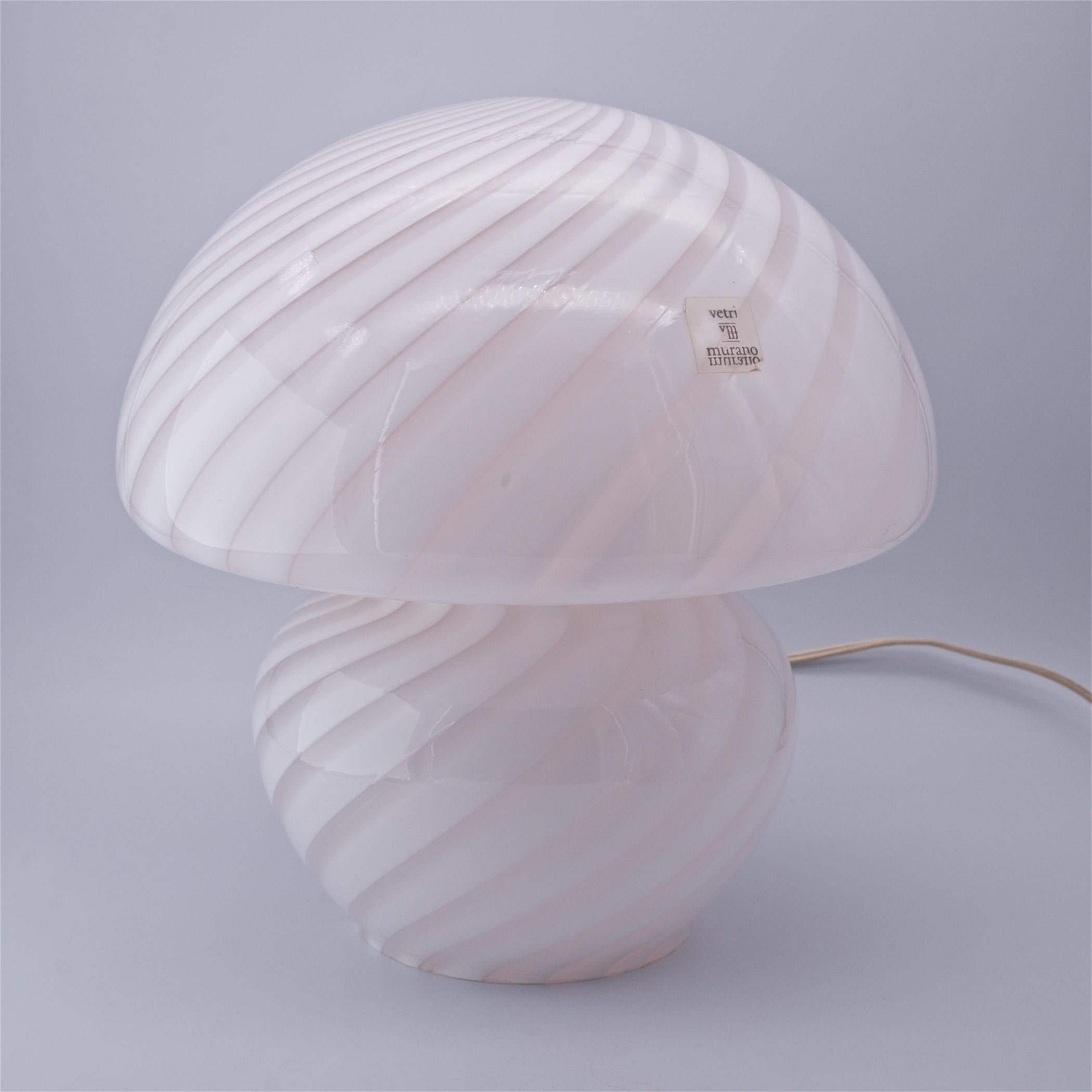 Hand-Crafted 1970s Pink Swirl Vetri d‘Arte Murano Glass Mushroom Spiral Table Bedroom Lamps