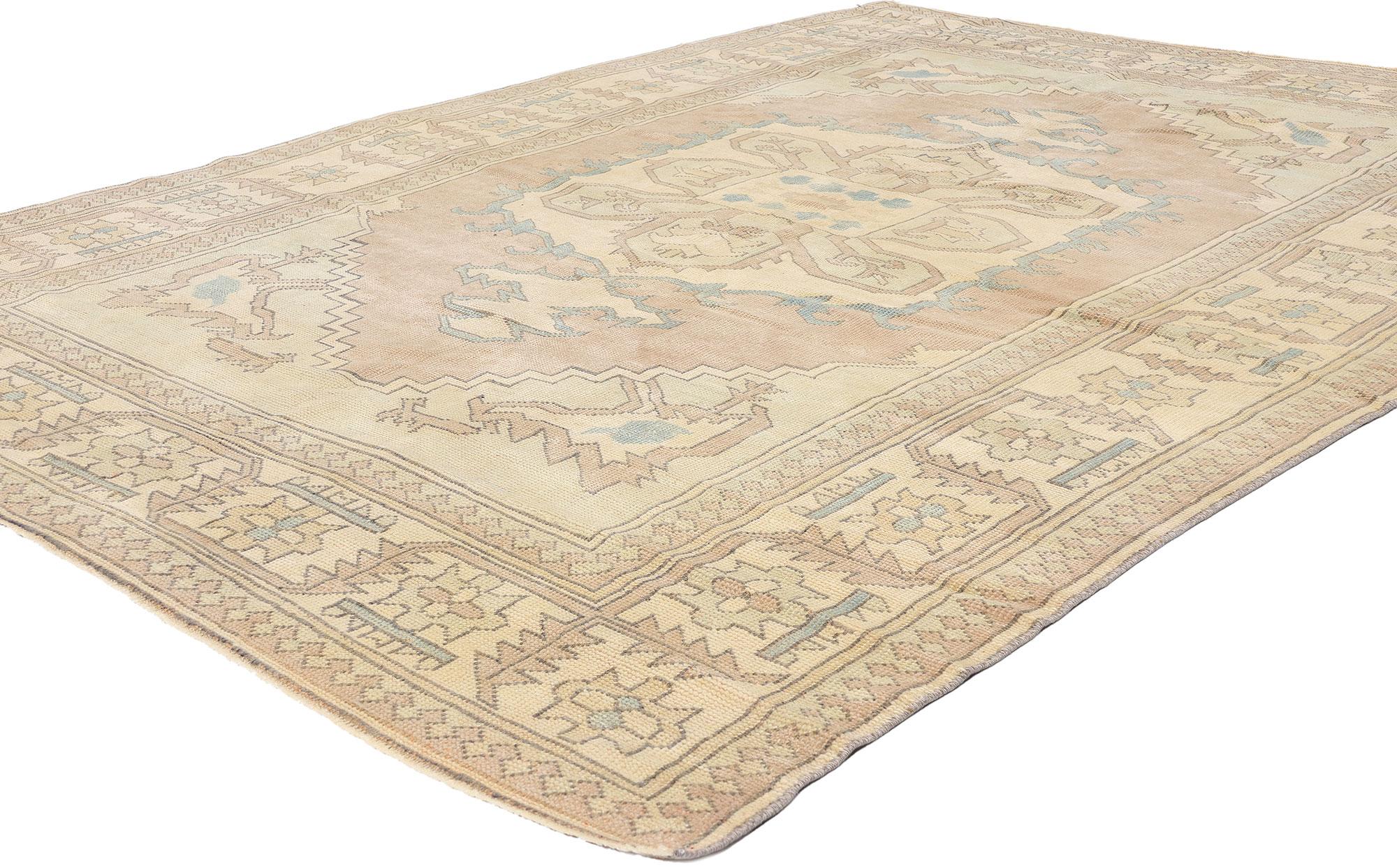 53724 Tapis turc Oushak rose vintage, 05'10 x 08'02. Bercé dans le berceau des collines intemporelles de l'Anatolie, ce tapis Oushak turc vintage en laine noué à la main insuffle une nouvelle vie à la tradition ancienne avec un murmure d'âme tribale