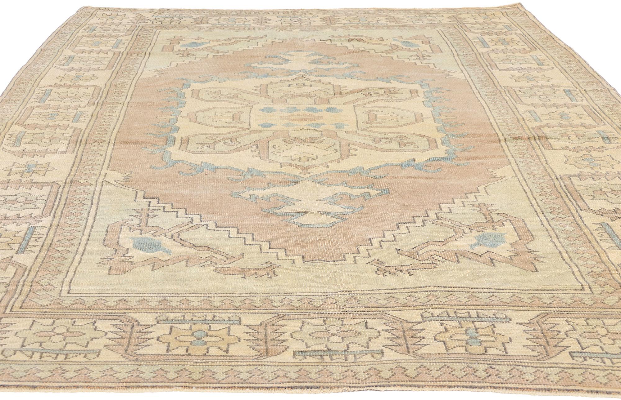 Noué à la main Tapis turc Oushak rose des années 1970, de style tribal moderne en vente