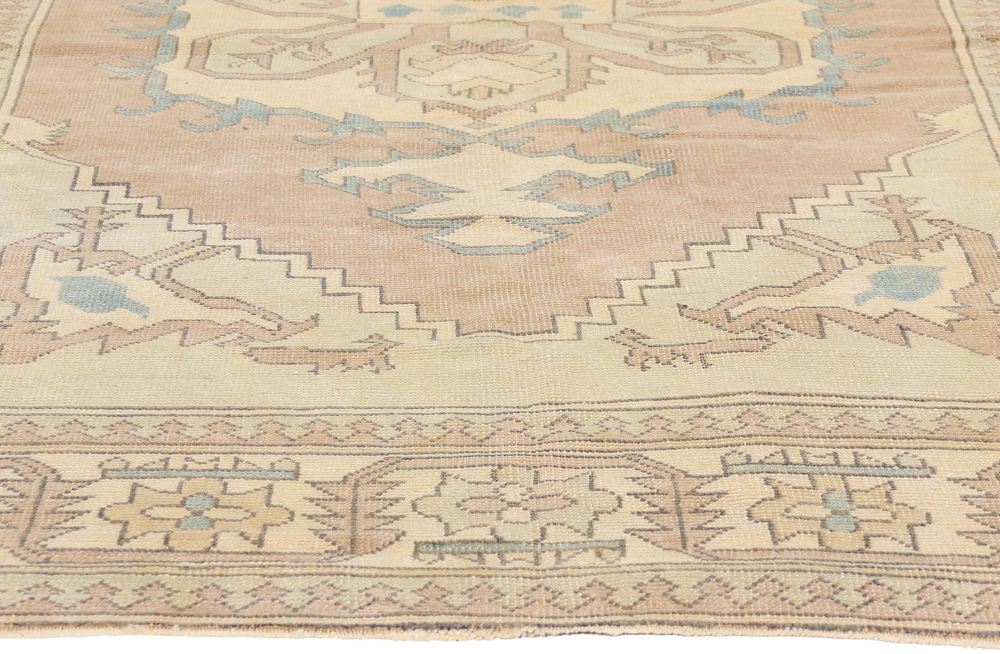 20ième siècle Tapis turc Oushak rose des années 1970, de style tribal moderne en vente
