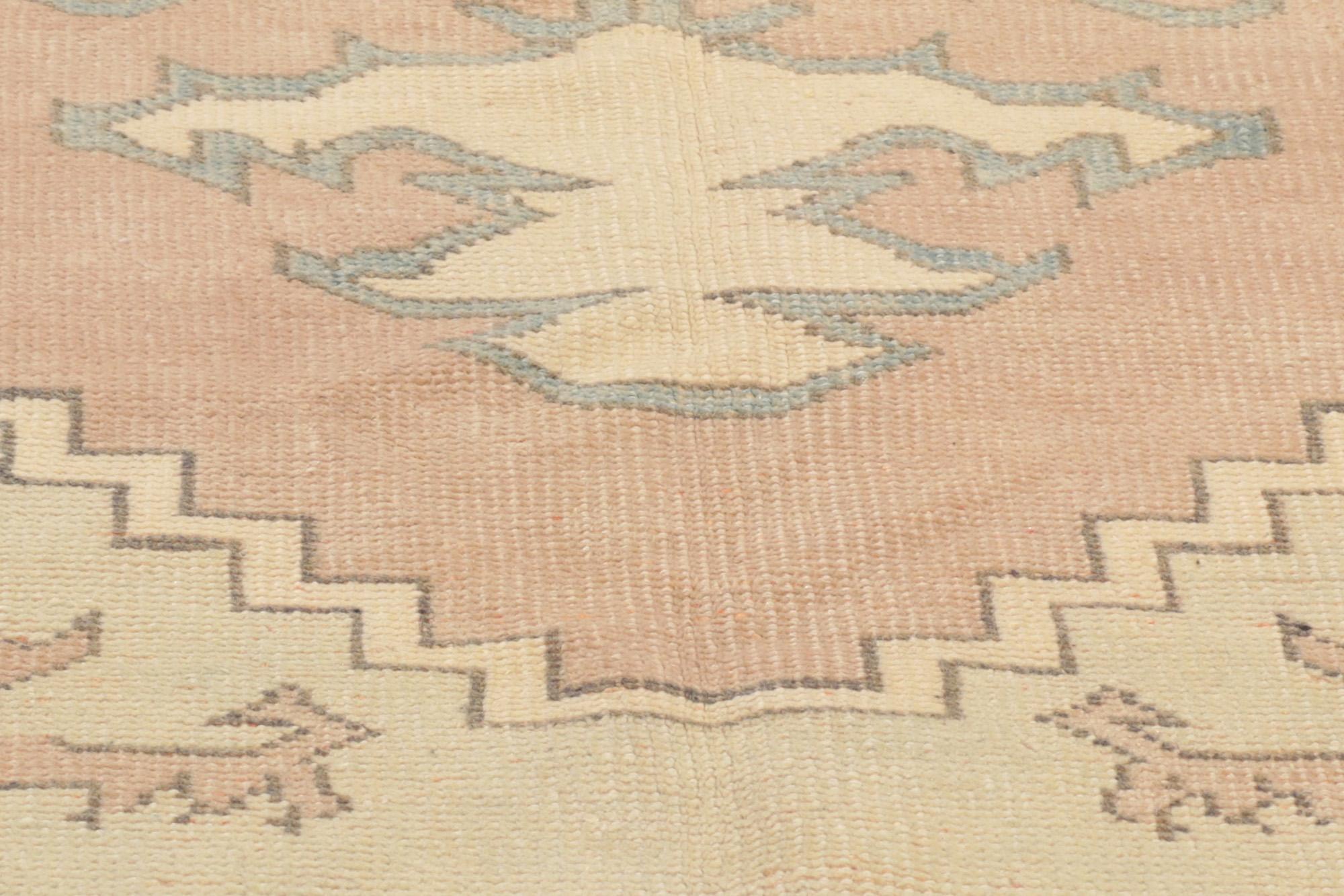 Tapis turc Oushak rose des années 1970, de style tribal moderne en vente 3