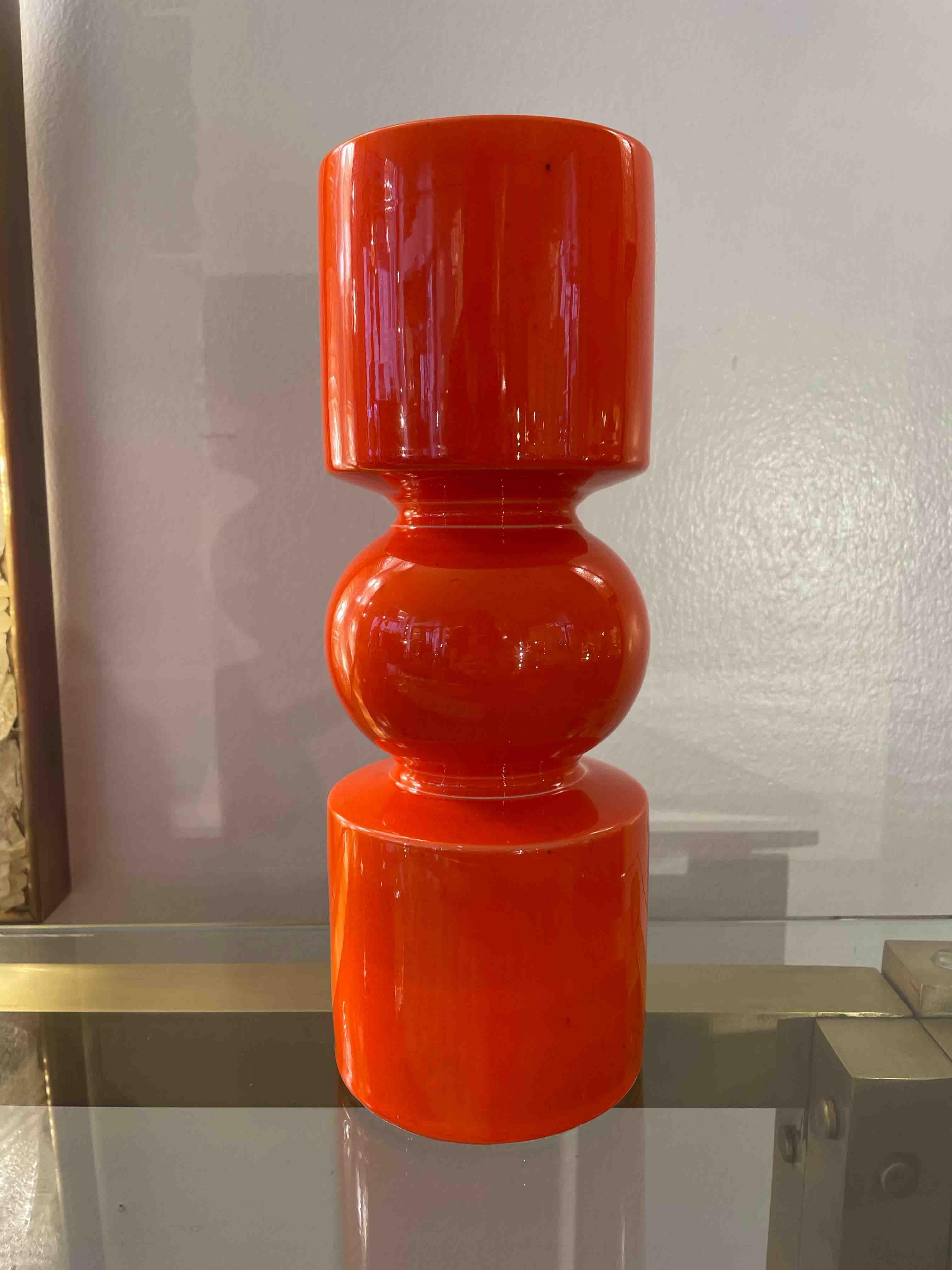 Vaso in ceramica arancione del 1970 di Pino Spagnolo per Sicart. 

Numerazione presente sulla base. 

Dimensioni H. 28 cm, diametro 10 cm.

Il prezzo include i costi per l'imballaggio e le casse necessarie a proteggere l'articolo e a mantenerlo