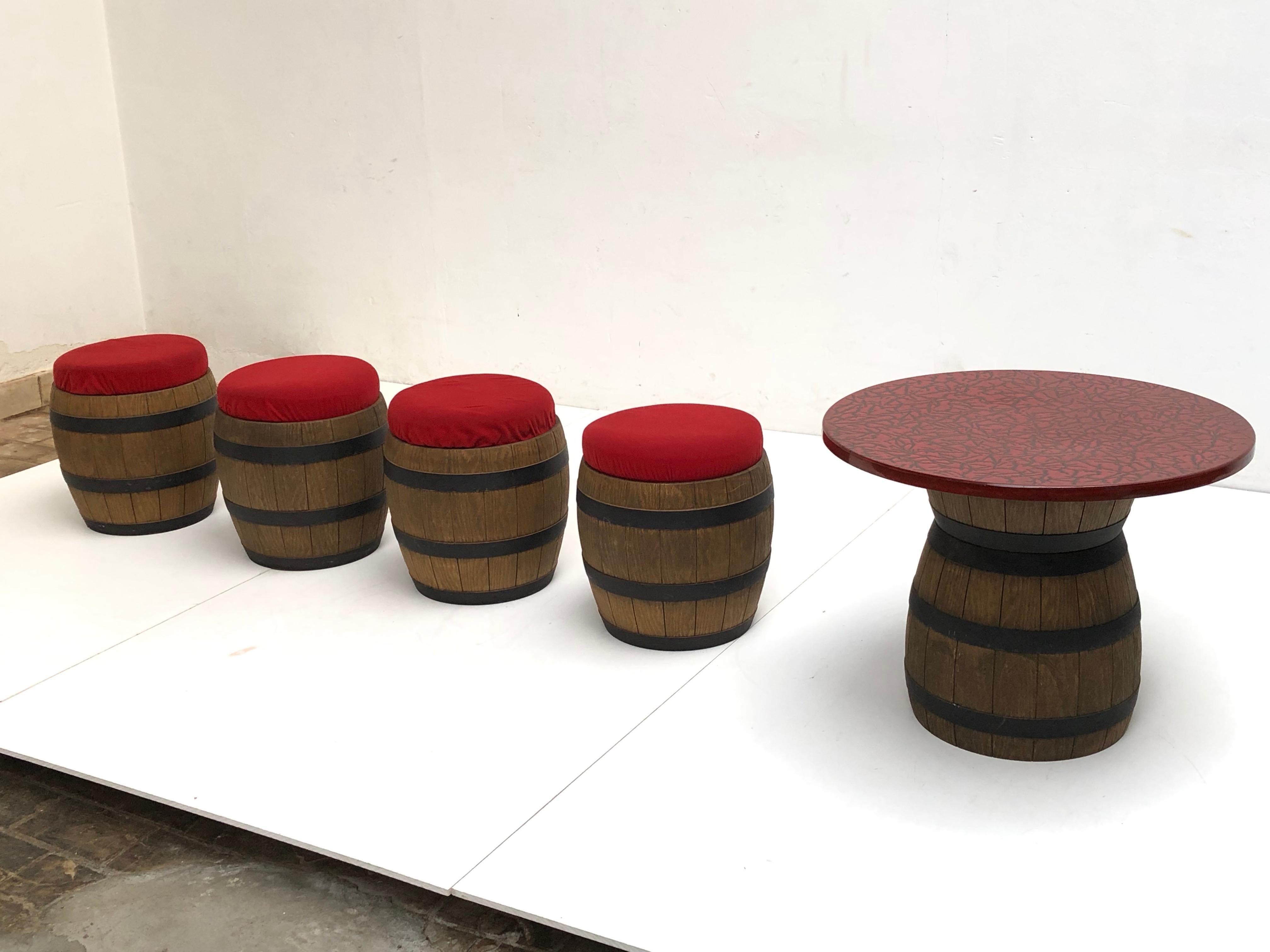 Fin du 20e siècle 1970 Plastic Fantastic 'Whiskey Barrel' Table à boire et tabourets Emsa Germany en vente