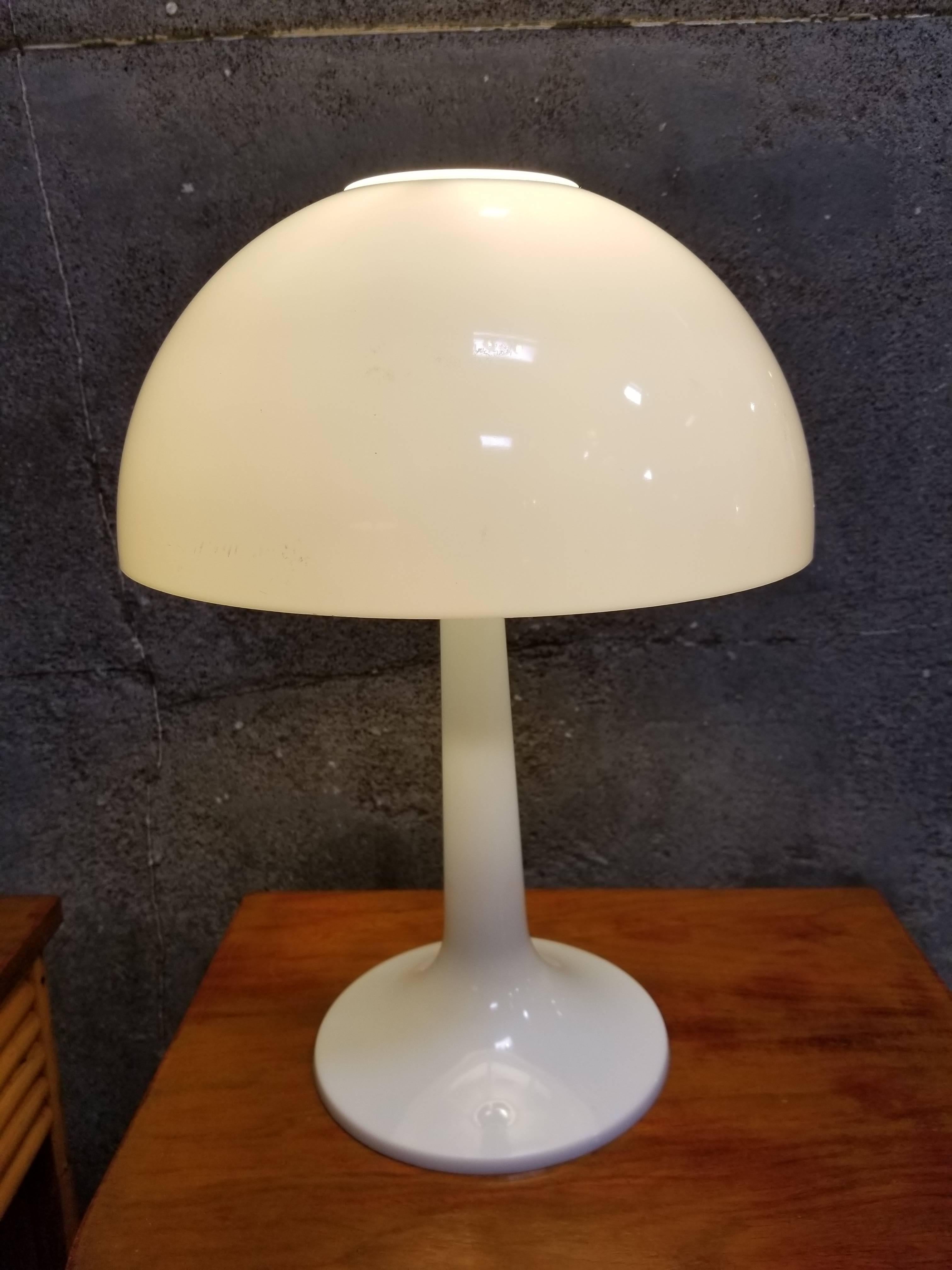 1970s white plastic table lamp with tulip style base. Base diameter 7.25