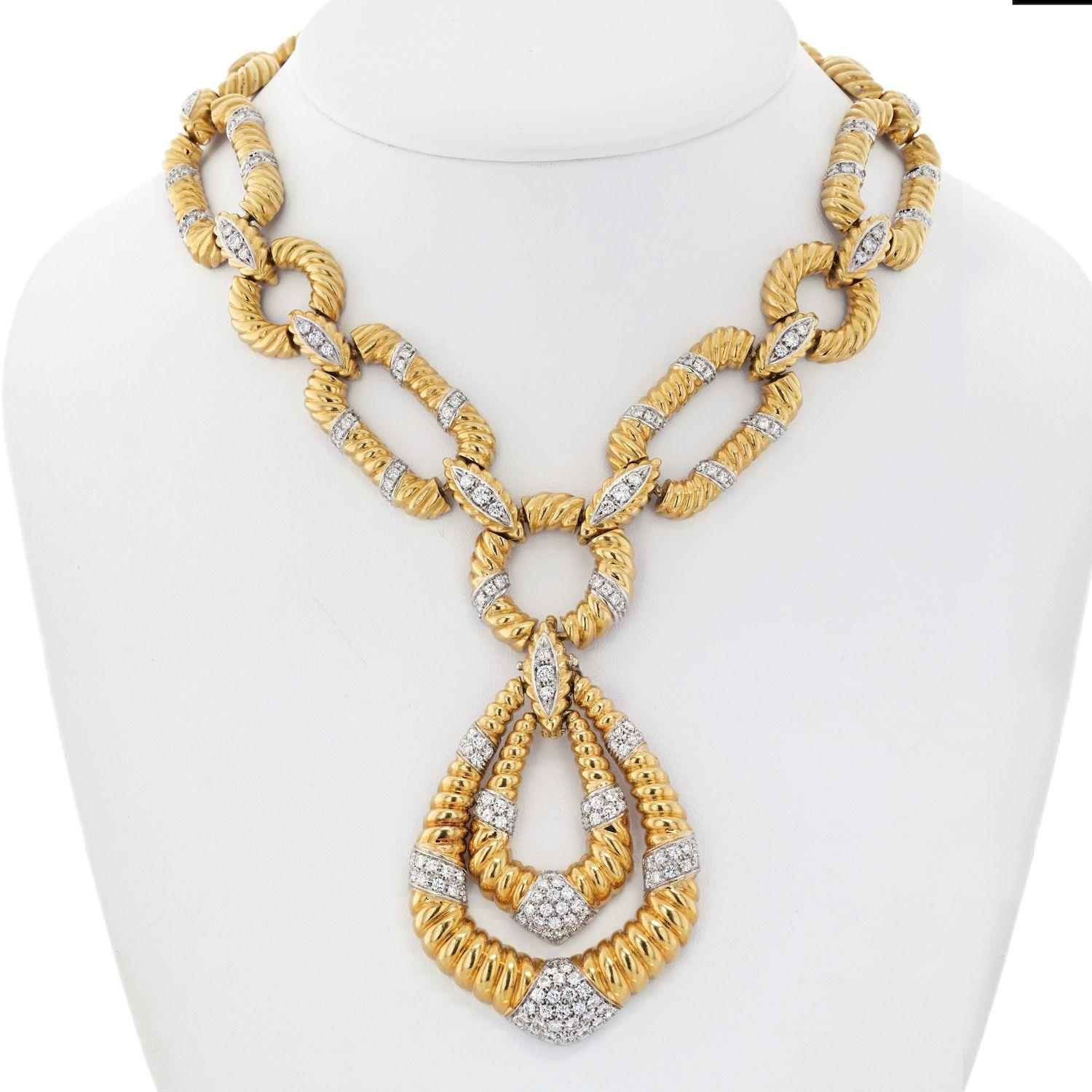 The dynamic geometric motifs are creatively fluted and completed by the double fluted open pendant. This necklace has a flexible swag of chunky links, while the polished gold is counterbalanced by a few contrasting lines of brilliant-cut diamonds.