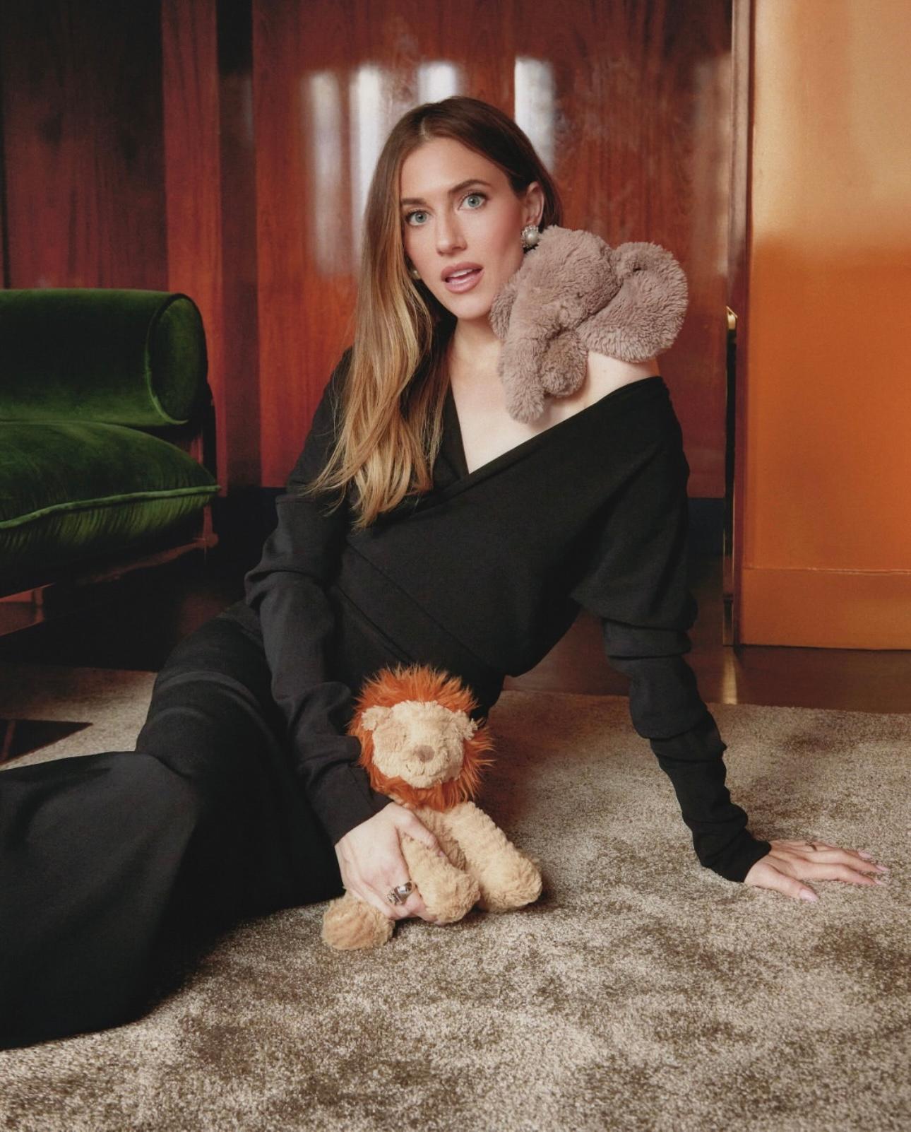 Un elegante paio di orecchini in platino degli anni '70, ciascuno caratterizzato da una luminosa perla coltivata circondata da un'aureola di diamanti rotondi con taglio a brillante per un totale di circa 12,99 carati. I diamanti sono meticolosamente