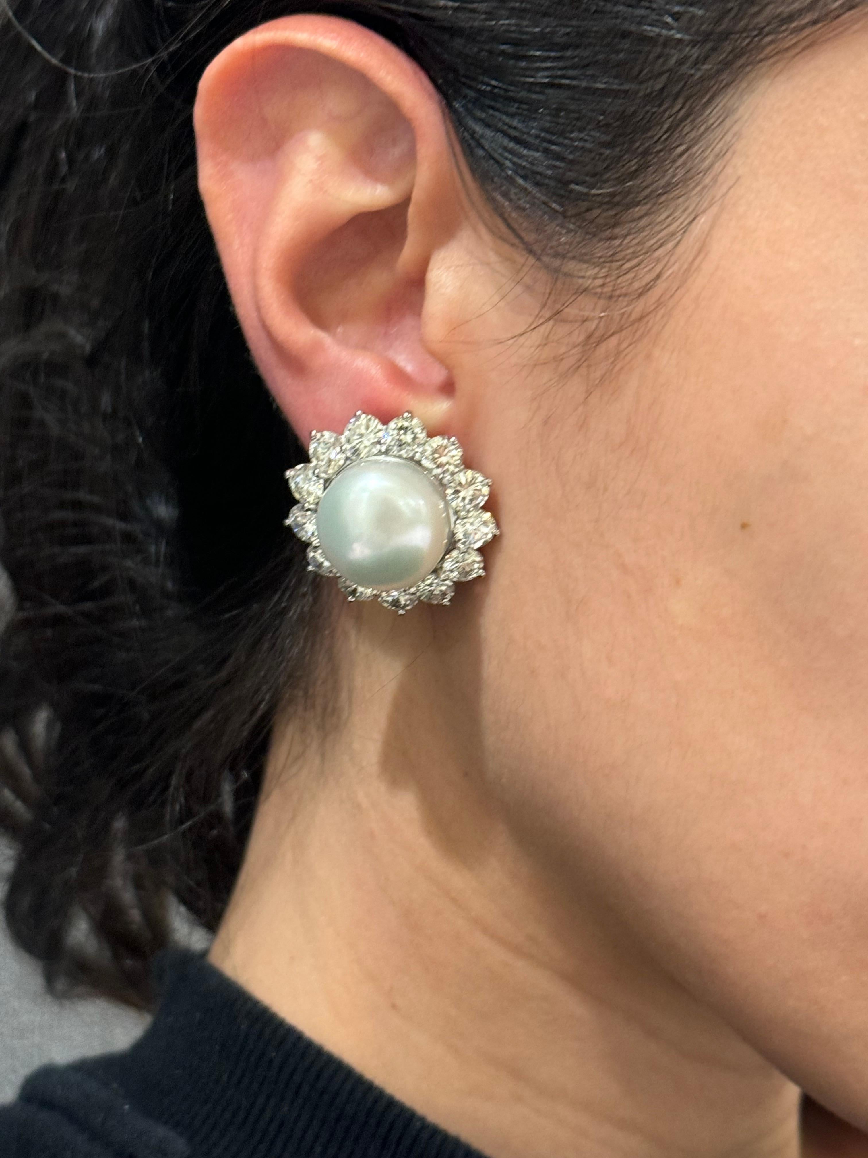 Orecchini a grappolo in platino, perle e diamanti degli anni '70 in vendita 2