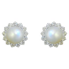 Orecchini a grappolo in platino, perle e diamanti degli anni 
70