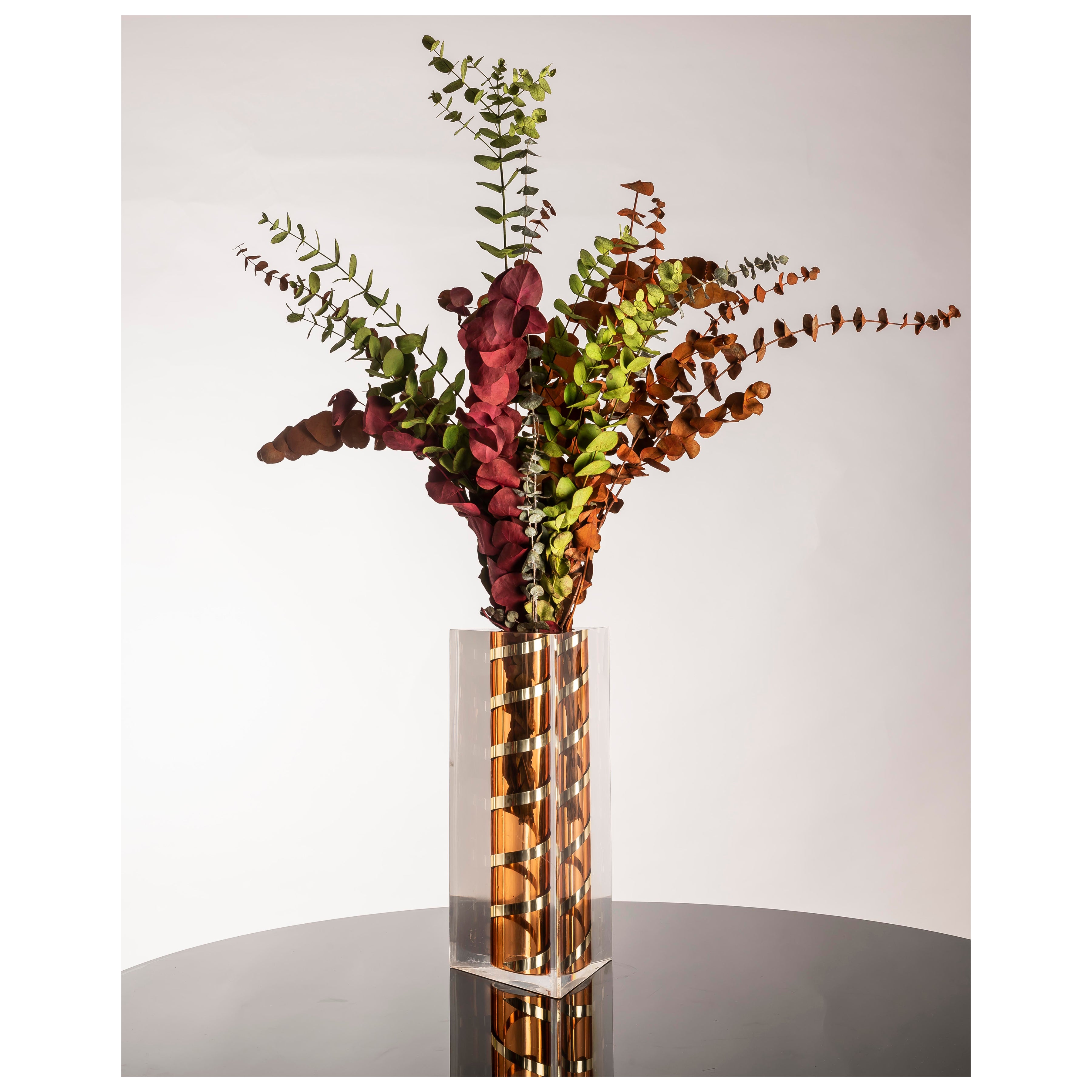 Vase en spirale en plexiglas et laiton des années 1970 Attribué à Angolo Metallarte en vente