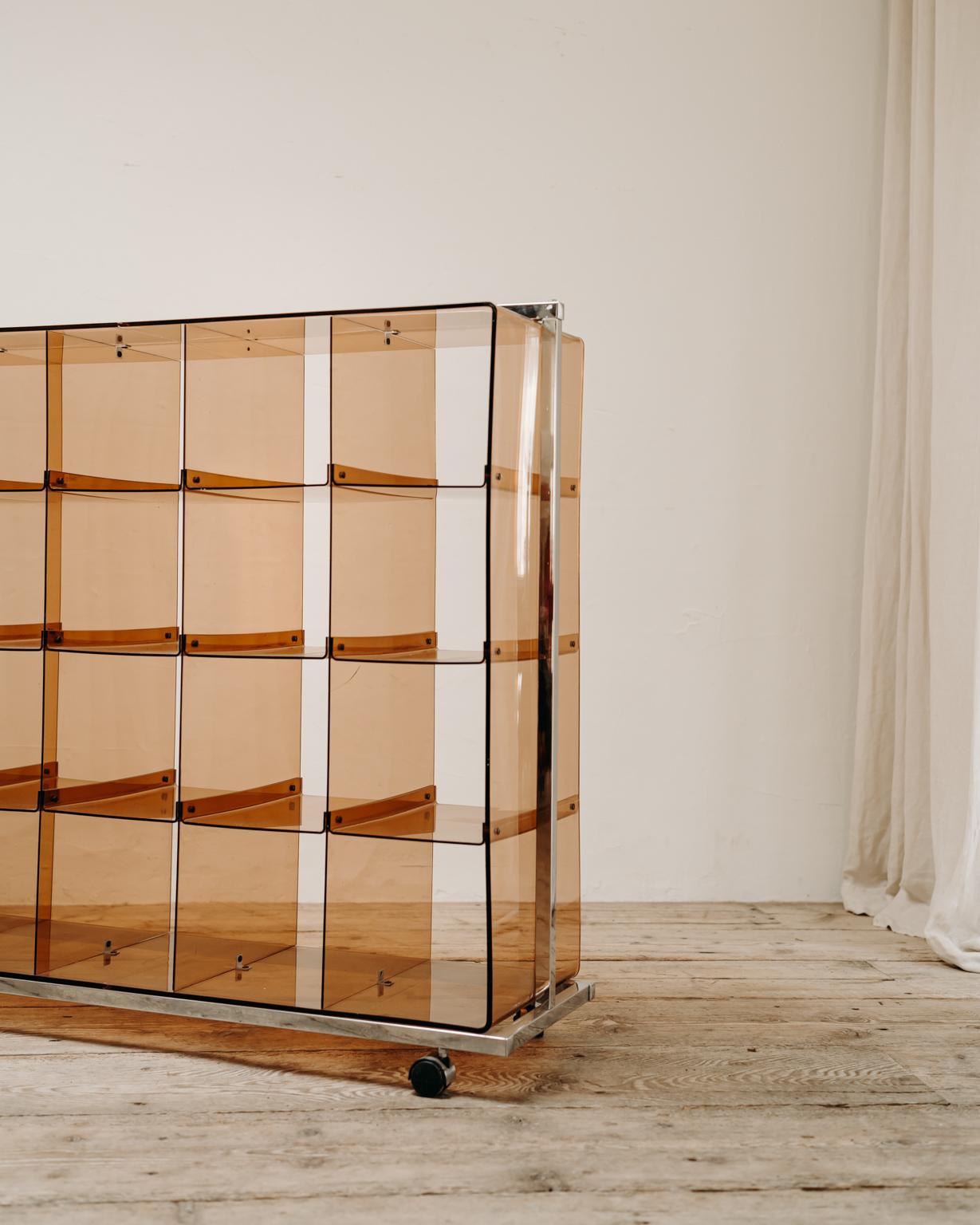 1970's Plexiglass Bookcase on Wheels by Michel Dumas for Roche Bobois In Good Condition In Brecht, BE