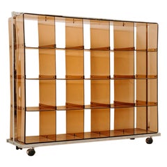 Bibliothèque en plexiglas sur roues des années 1970 de Michel Dumas pour Roche Bobois