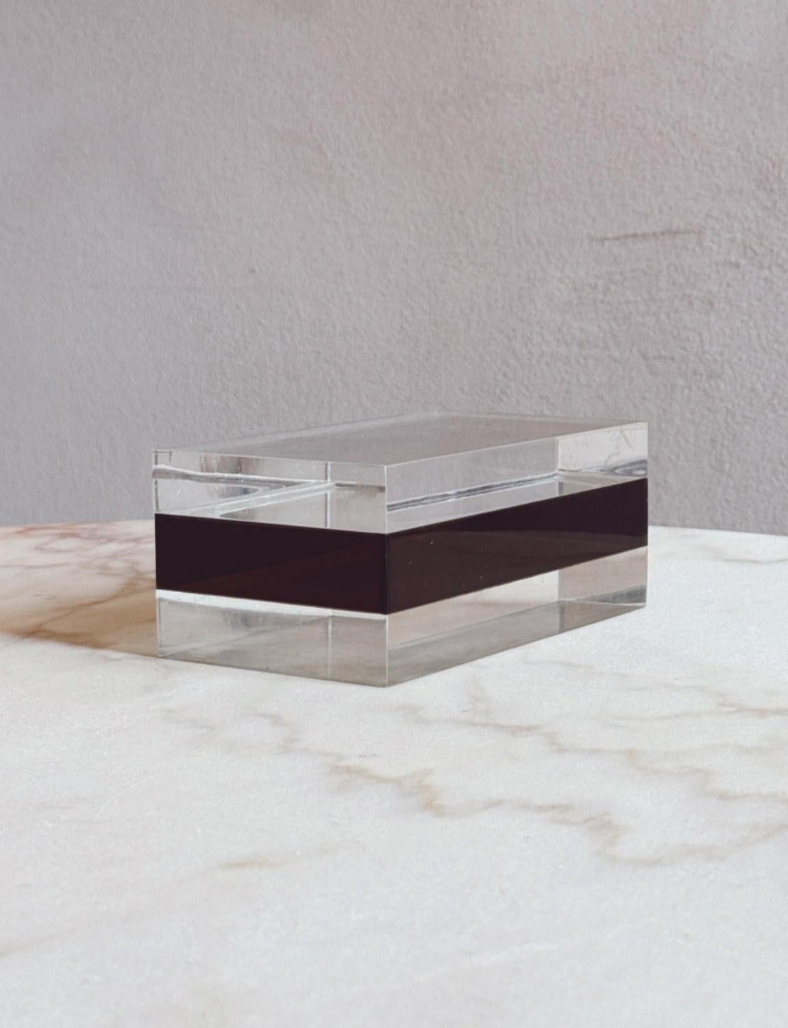 Caja de escritorio de plexiglás de los años setenta al estilo de Gabriella Crespi. La caja es transparente con una banda central marrón transparente. Encontrado en un domicilio particular de Roma, en buen estado.