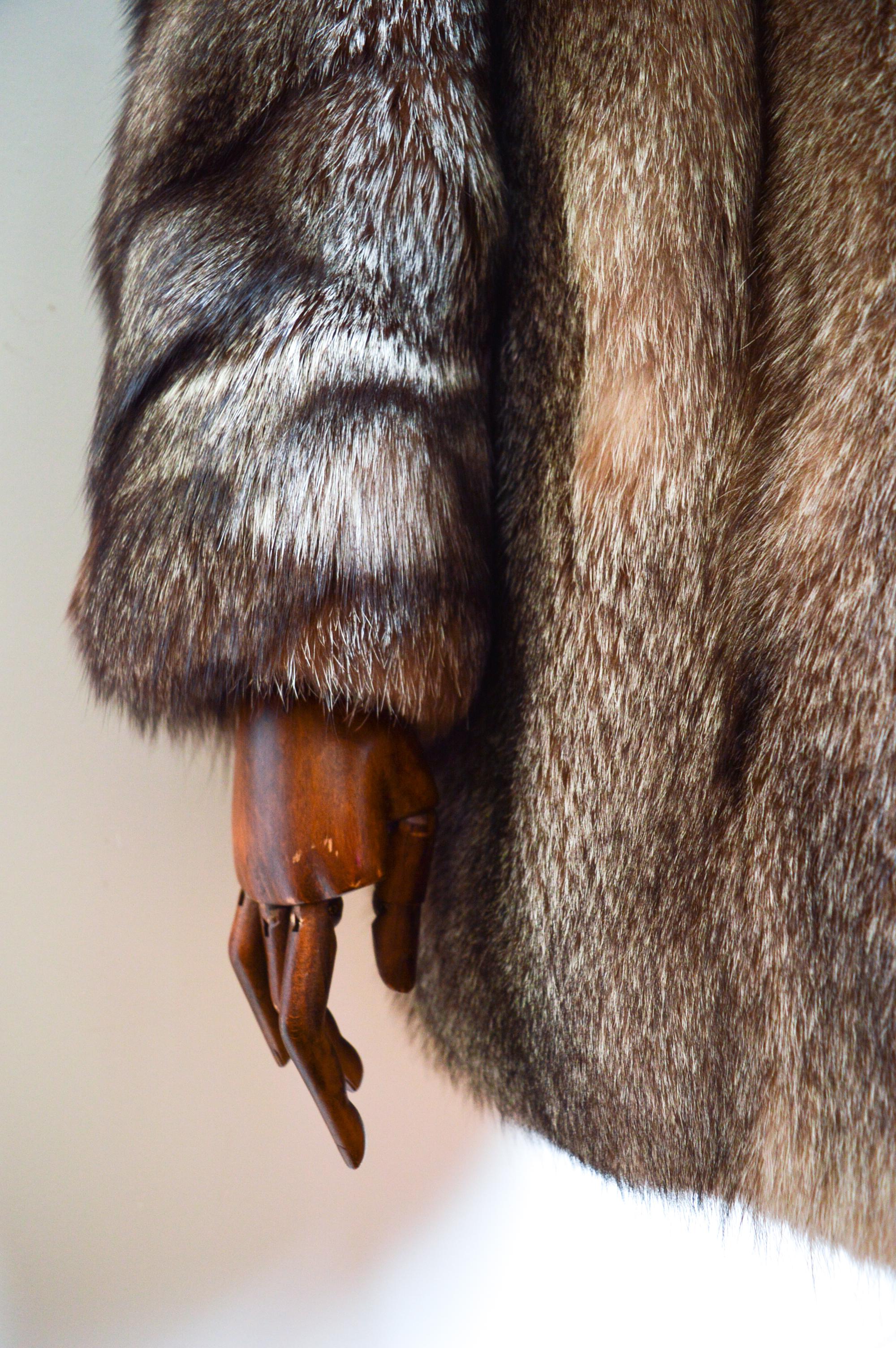 1970's Plush Luxurious Vintage Arctic Fox Silver Brown Fur Coat - Jacket  For Sale 9