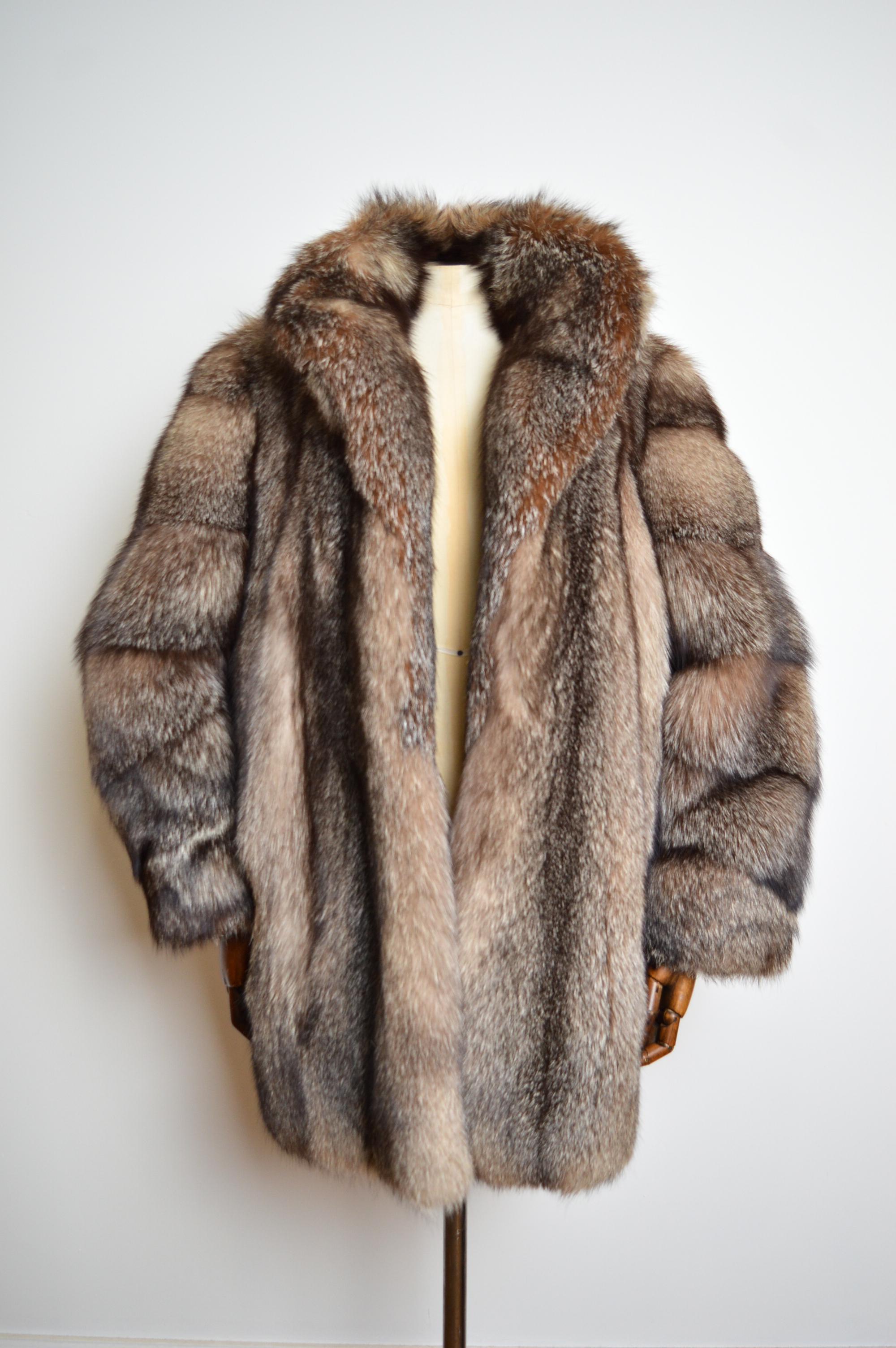 1970's Plush Luxurious Vintage Arctic Fox Silver Brown Fur Coat - Jacket  In Excellent Condition For Sale In Sheffield, GB